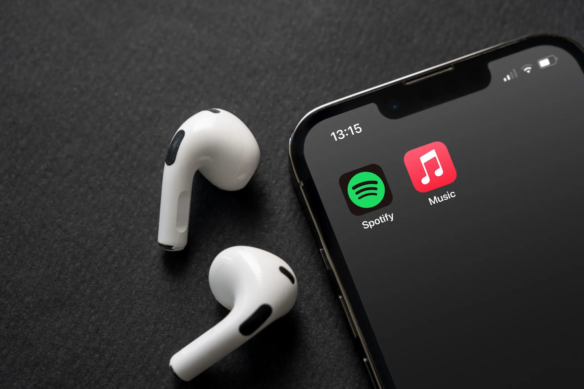 Apple Music and Spotify logo na smartphonu