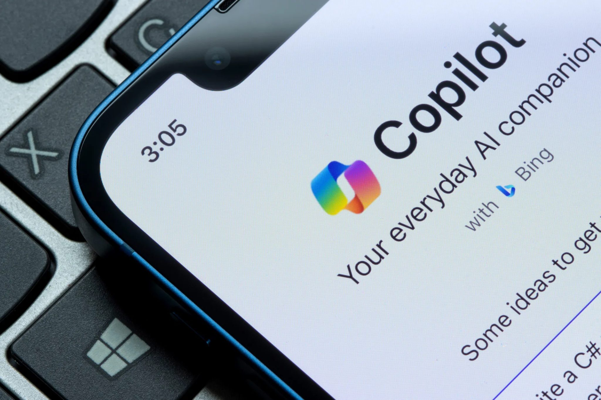 Obrazovka smartphonu zobrazuje Microsoft Copilot