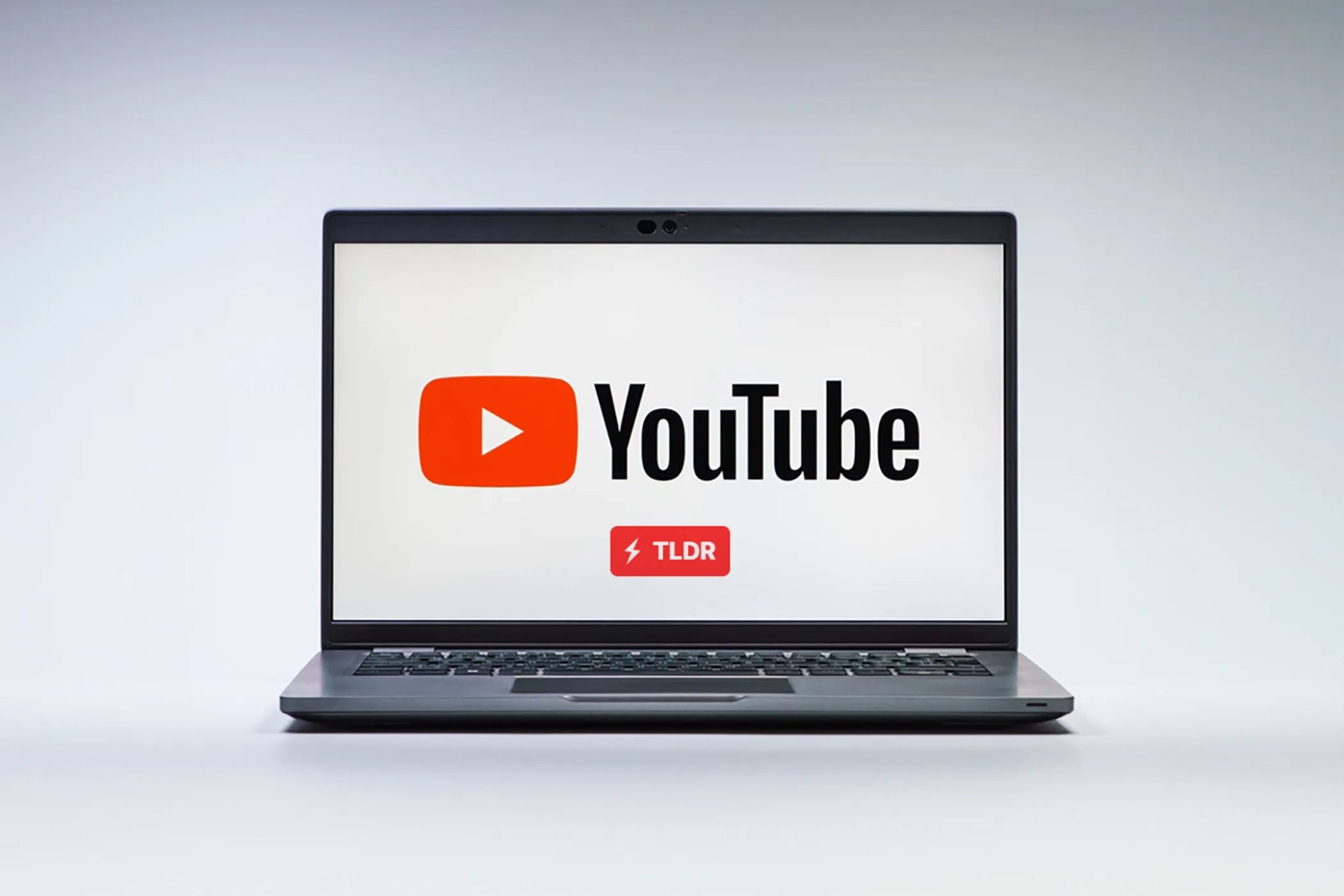 Logo YouTube na notebooku s logem TLDR níže