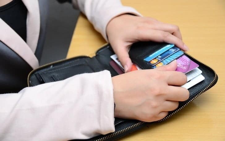Vydělávejte peníze online s právy na opětovný prodej Krok 2 DzTechs |  Jak vydělat peníze online s právy na prodej produktů
