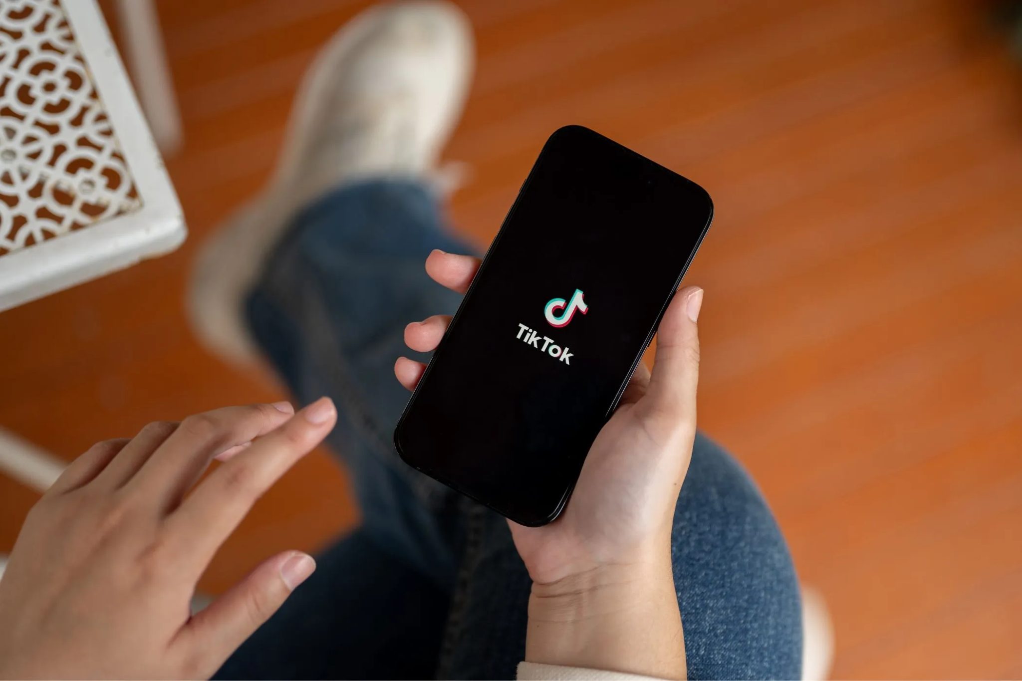 Osoba se smartphonem s Tiktok -App