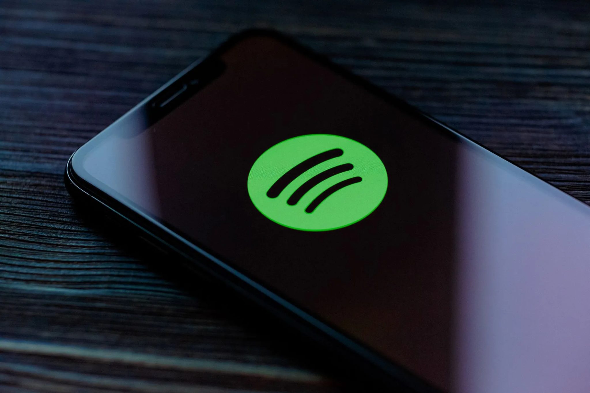 Logo Spotify na smartphonu