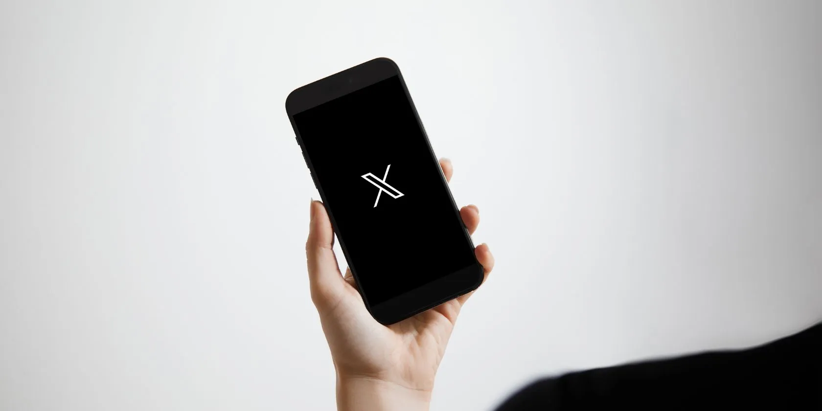 X Twitter logo na smartphonu