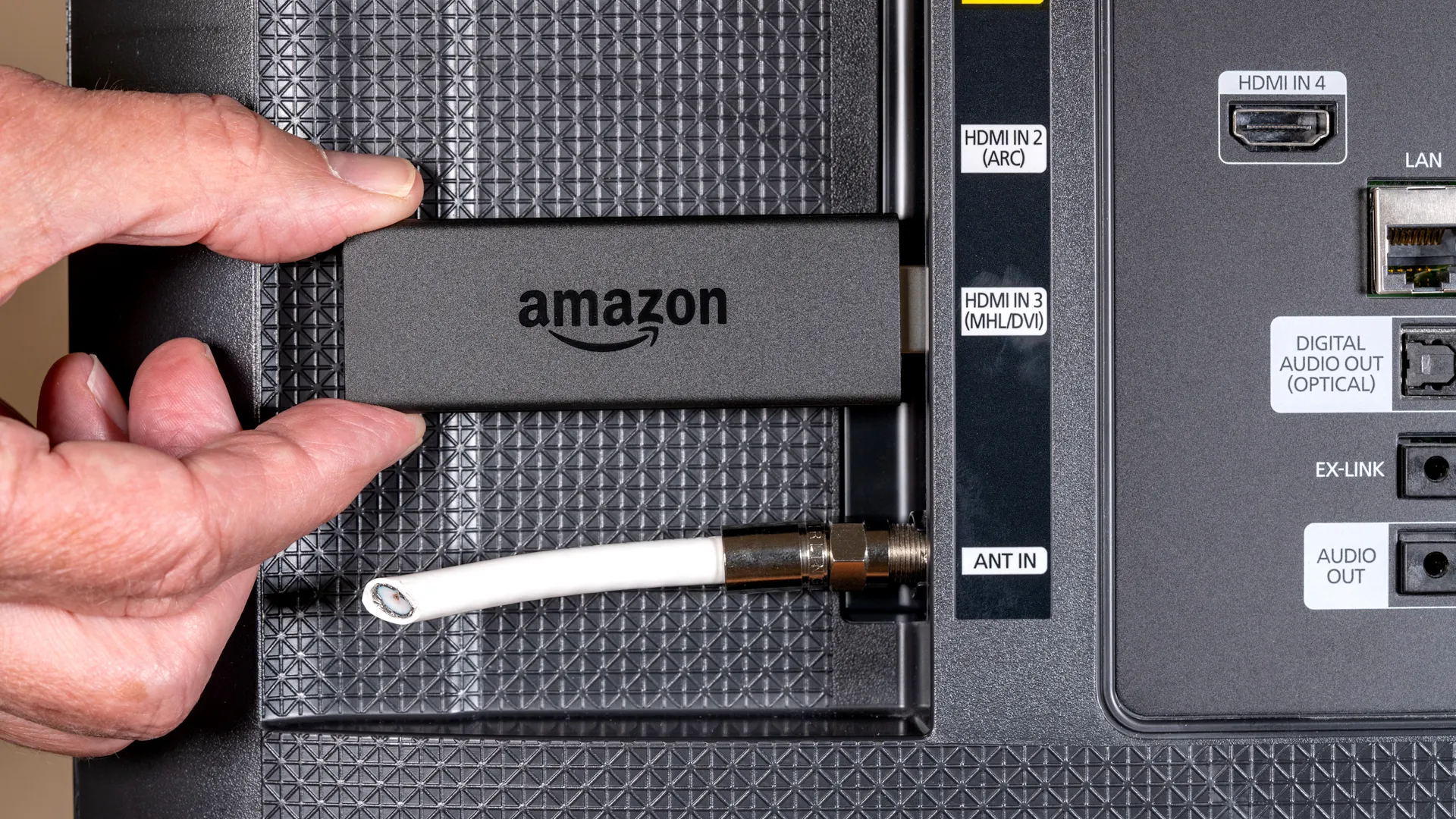 Amazon Fire TV Stick in HDMI -POORT s nakrájeným tv -antenna kabelem