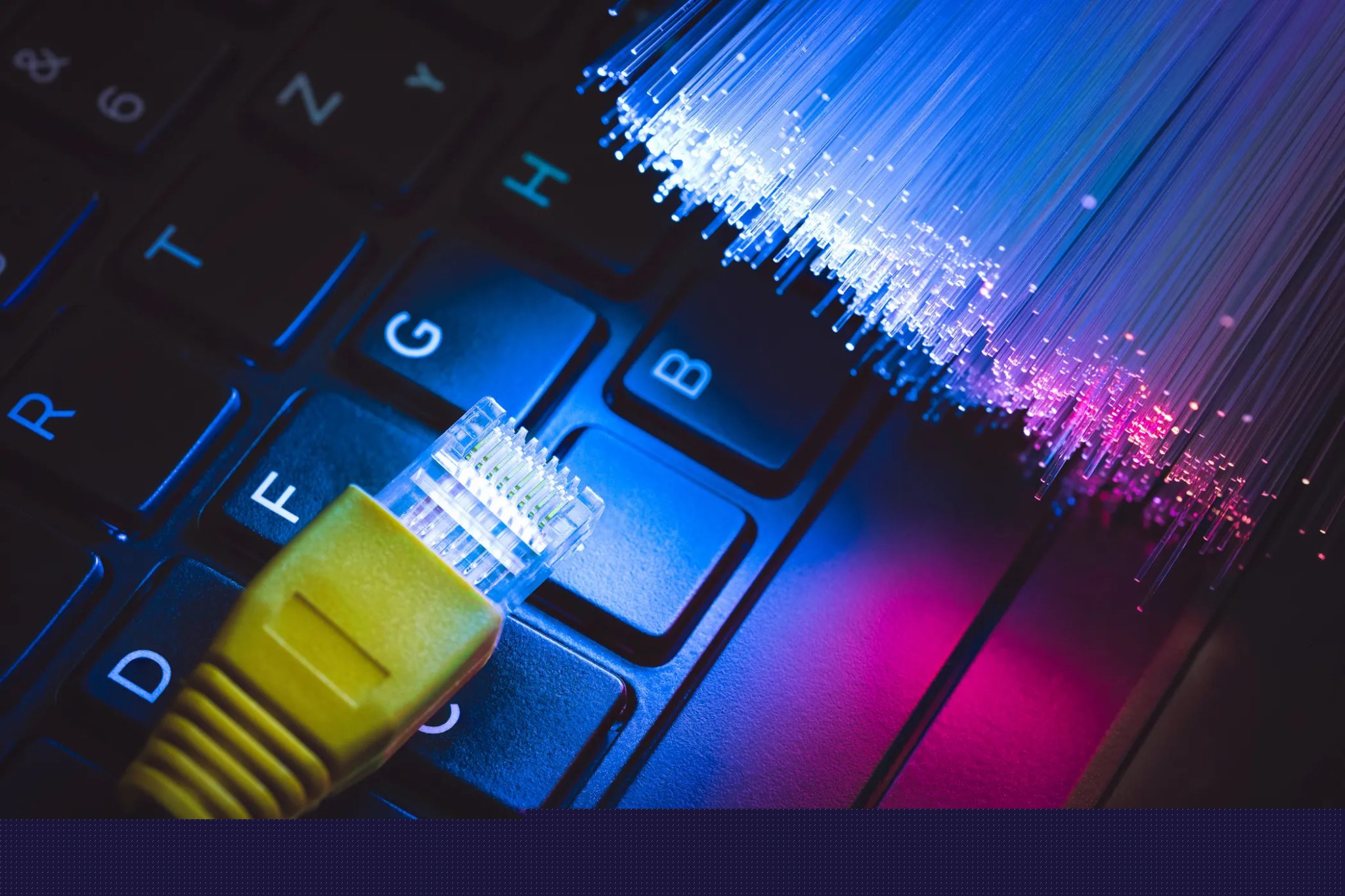 Konektor Ethernet -Cabel s kabely z optických vláken na zkušební desce notebooku