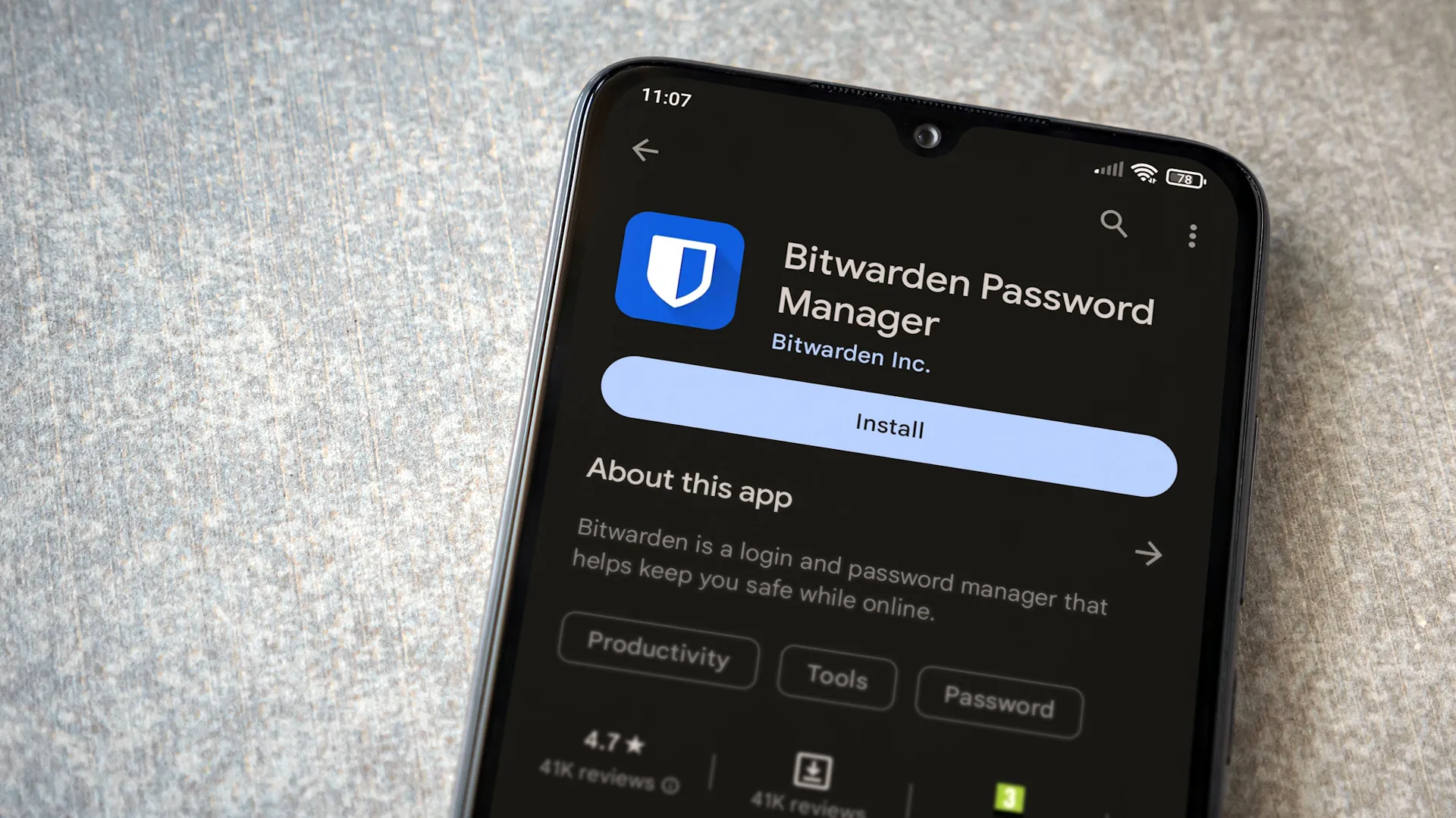 Instalační stránka ředitele Bitwarden na obrazovce smartphonu