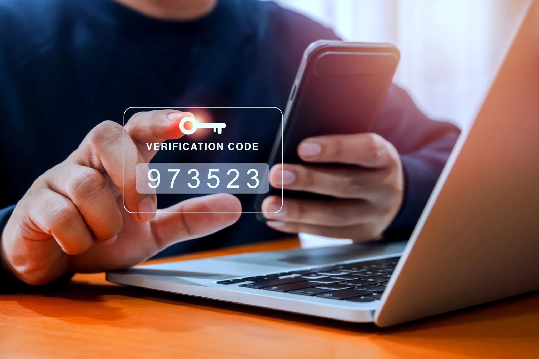 Muž ve dvou faktorových autentizačních kódech na smartphonu