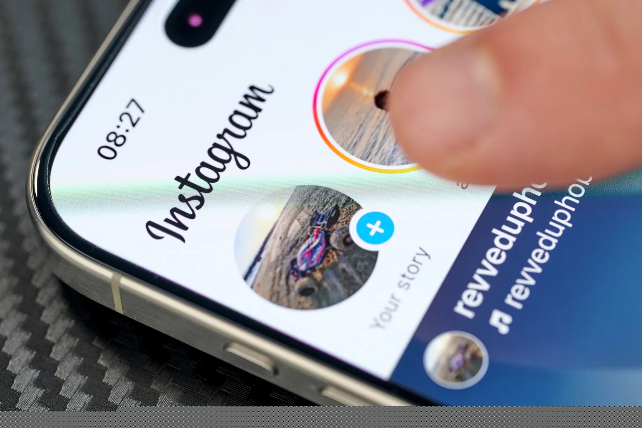 Instagram -storie tlačené na obrazovce smartphonu