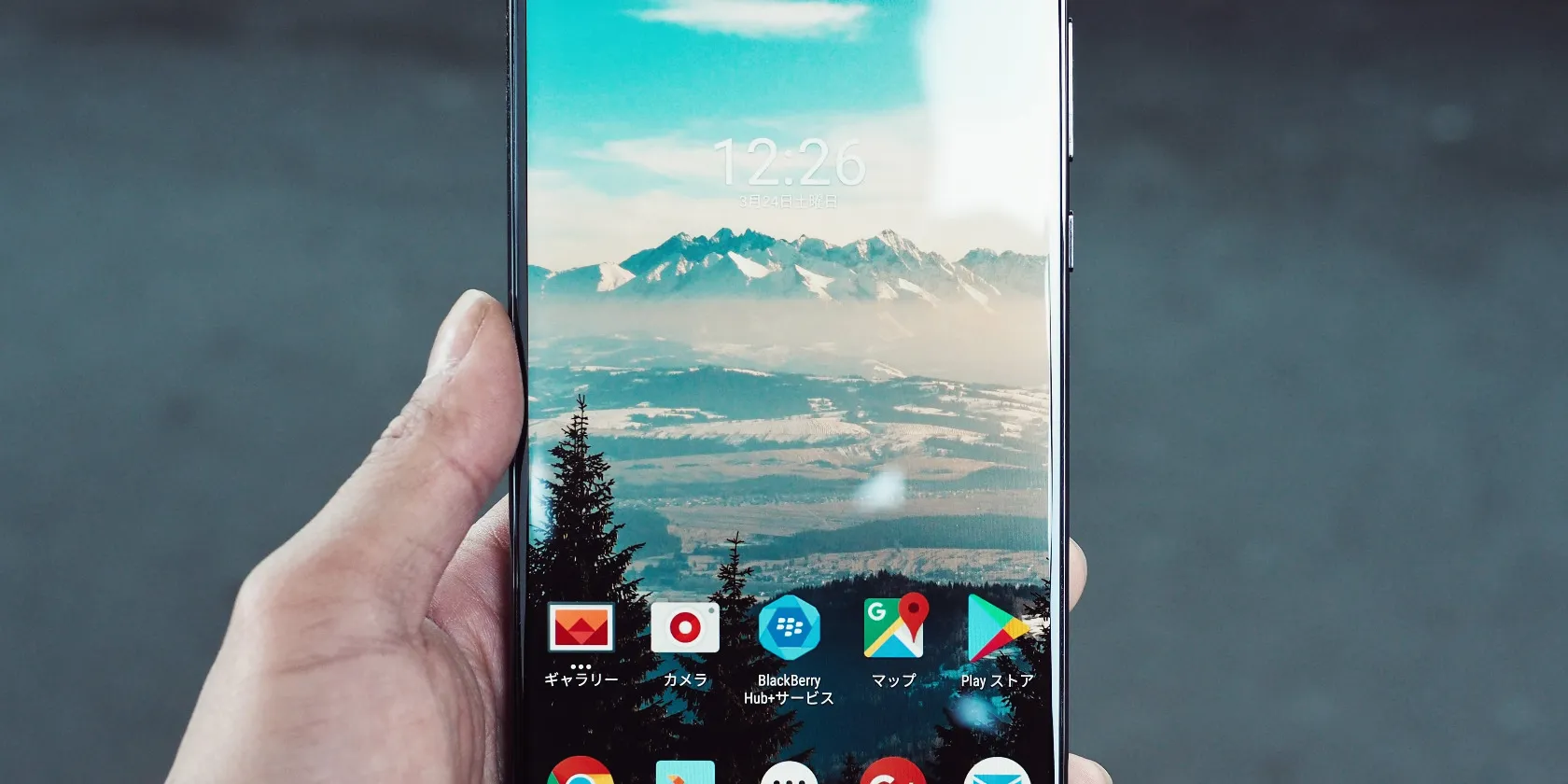 Obrazovka Android -Telefoon zobrazená v rukou osoby