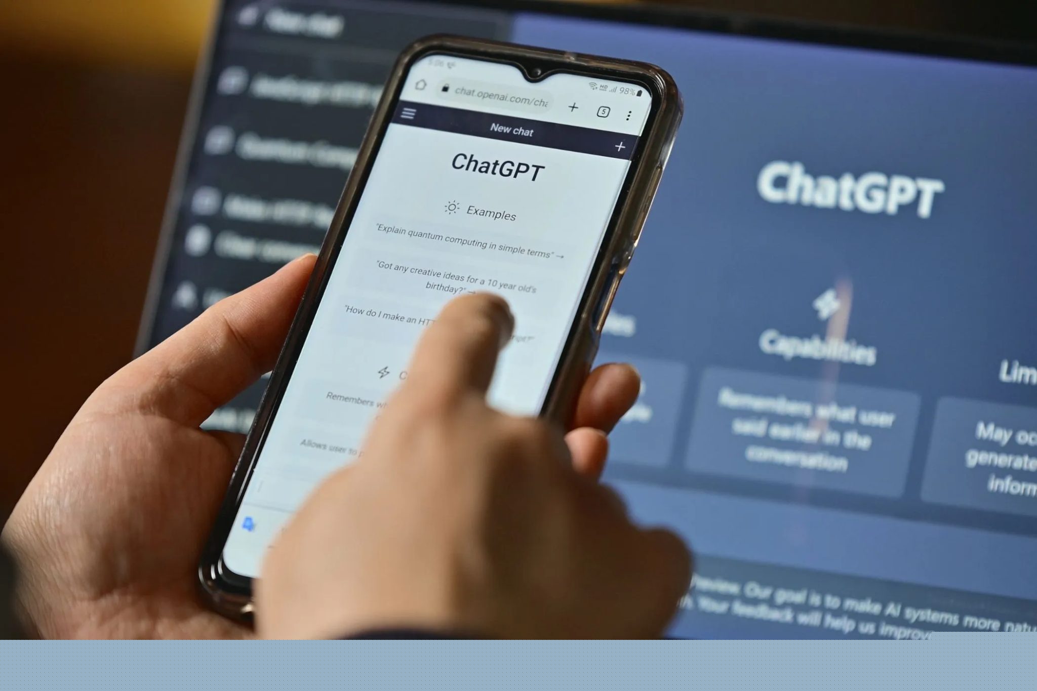 Osoba používá chatgpt na svém smartphonu a mobilním počítači