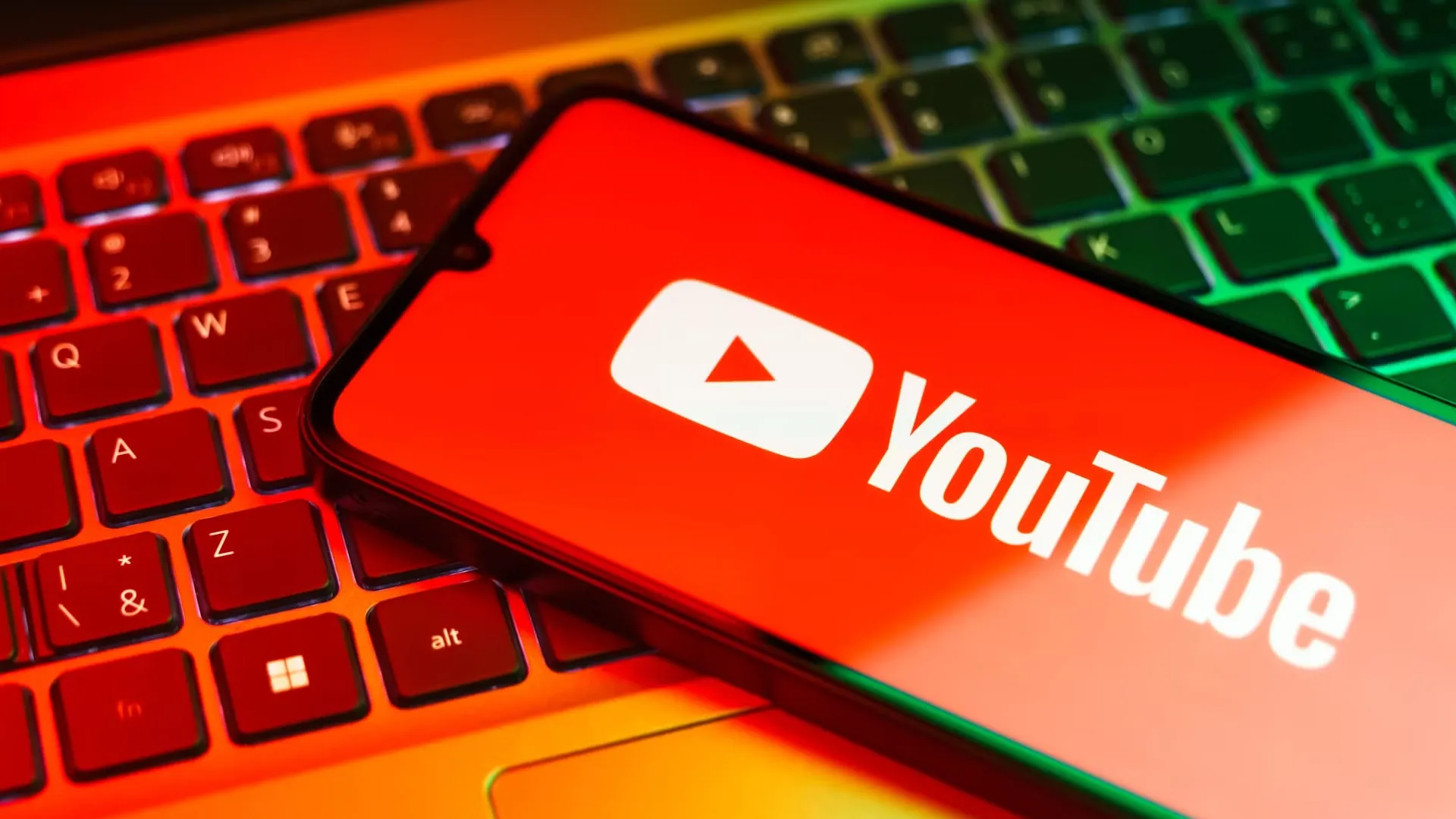 Logo YouTube na obrazovce smartphonu.