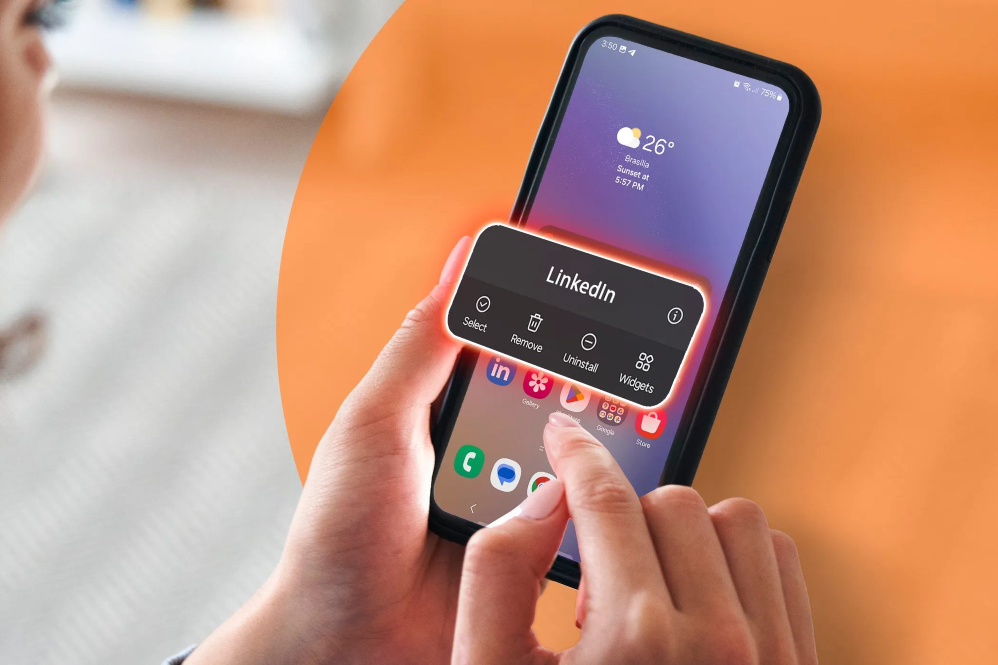 Žena používá telefon s interaktivním boxem k odstranění aplikace.