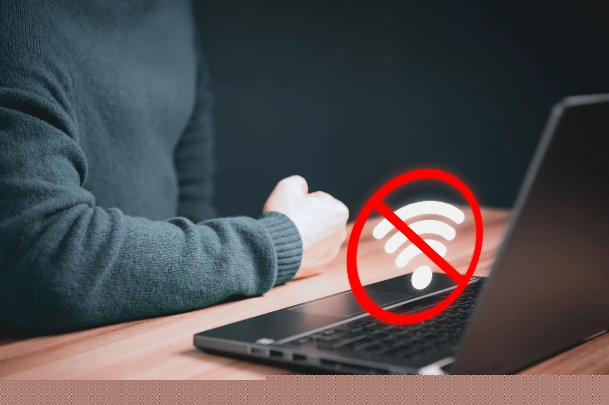 Wi-Fi přerušení kódu o notebooku s paží osoby na stole