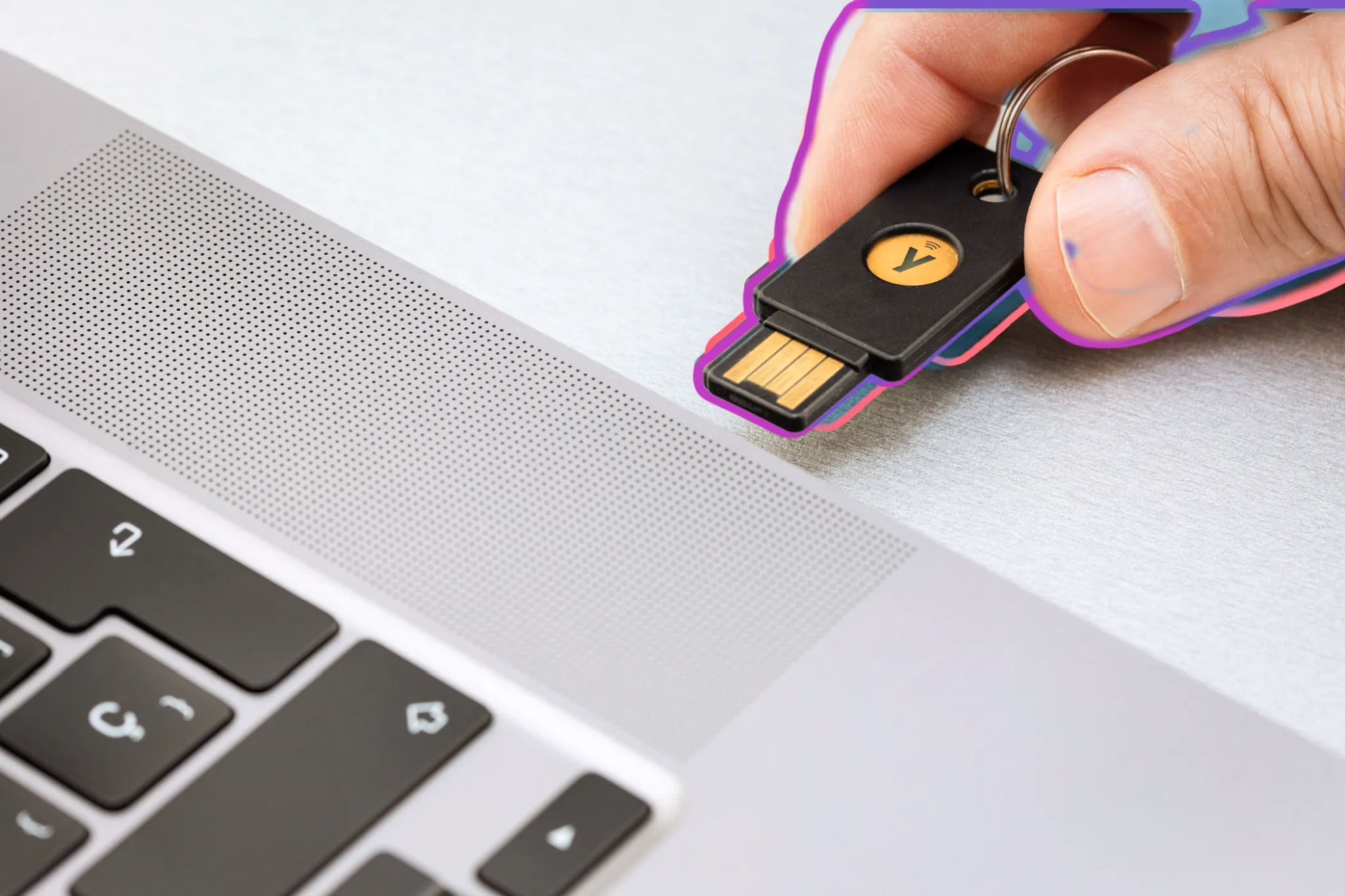 Osoba umístí klíč materiálu Yubico do portu USB na notebooku