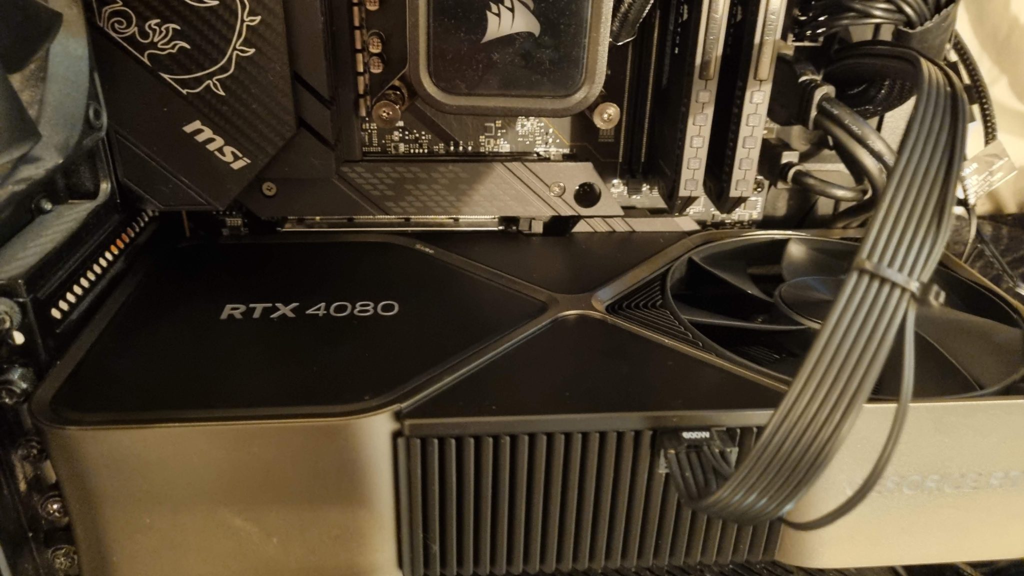RTX 4080 GPU vázáno na základní desce