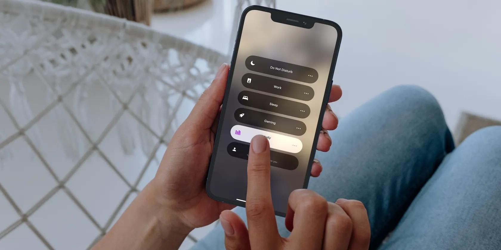 iPhone 12 Pro ukazuje zaostření v rukou ženy