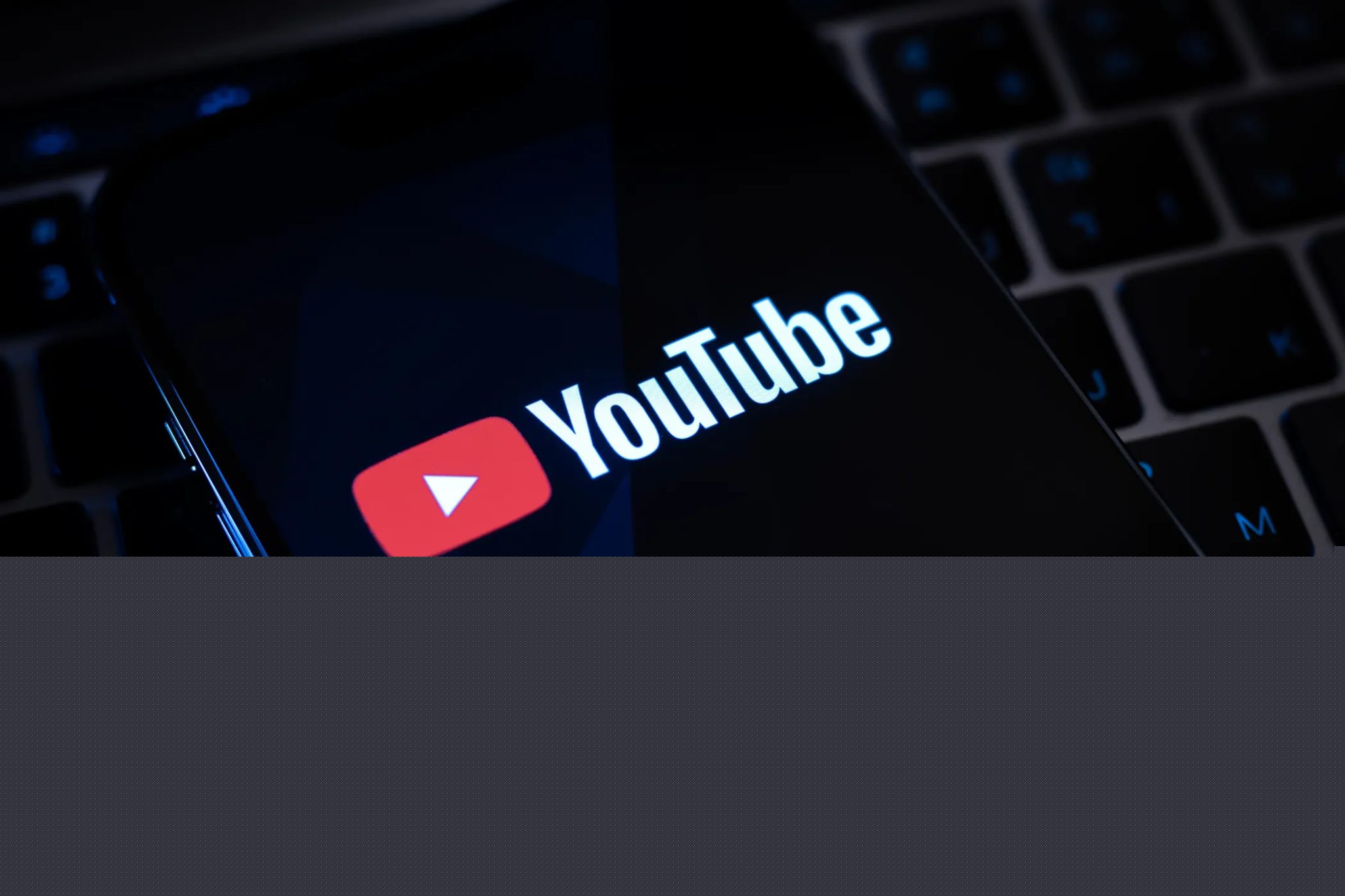 Logo YouTube na obrazovce smartphonu