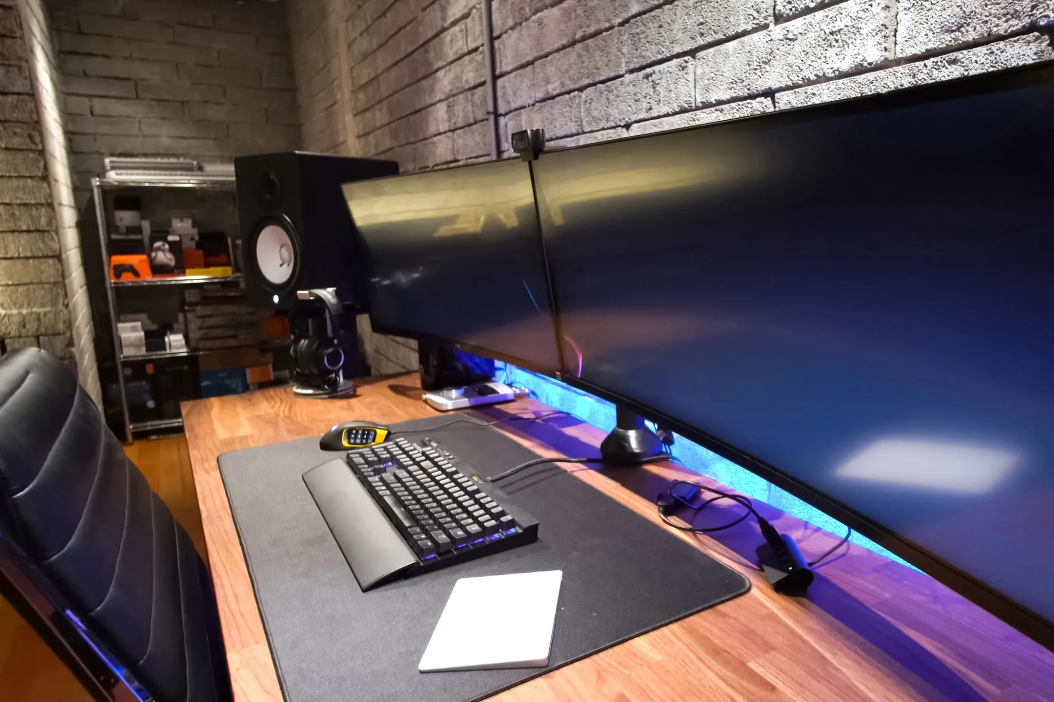 Pracovní stůl se dvěma monitory