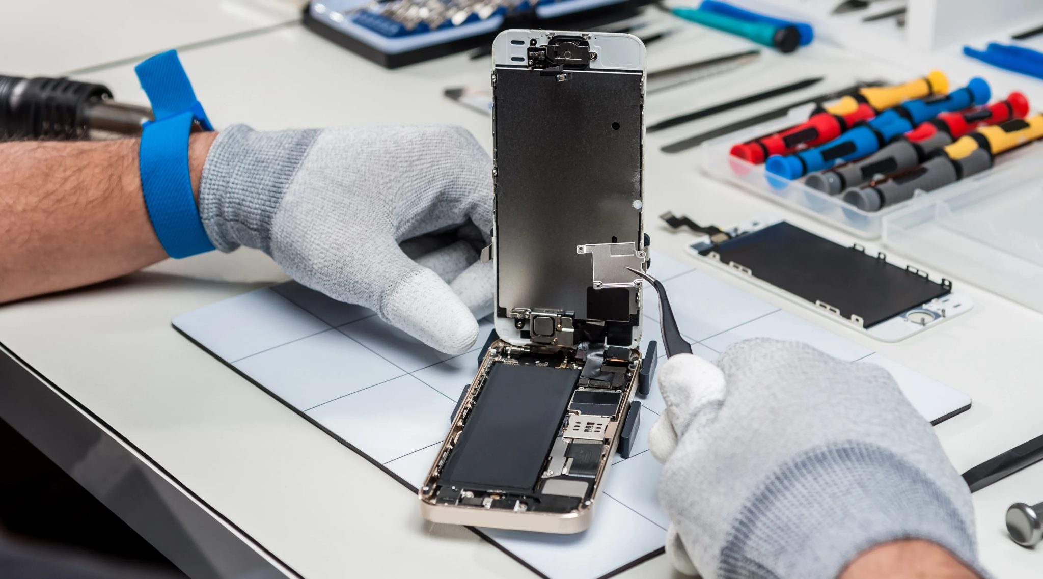 Technik opravuje smartphone