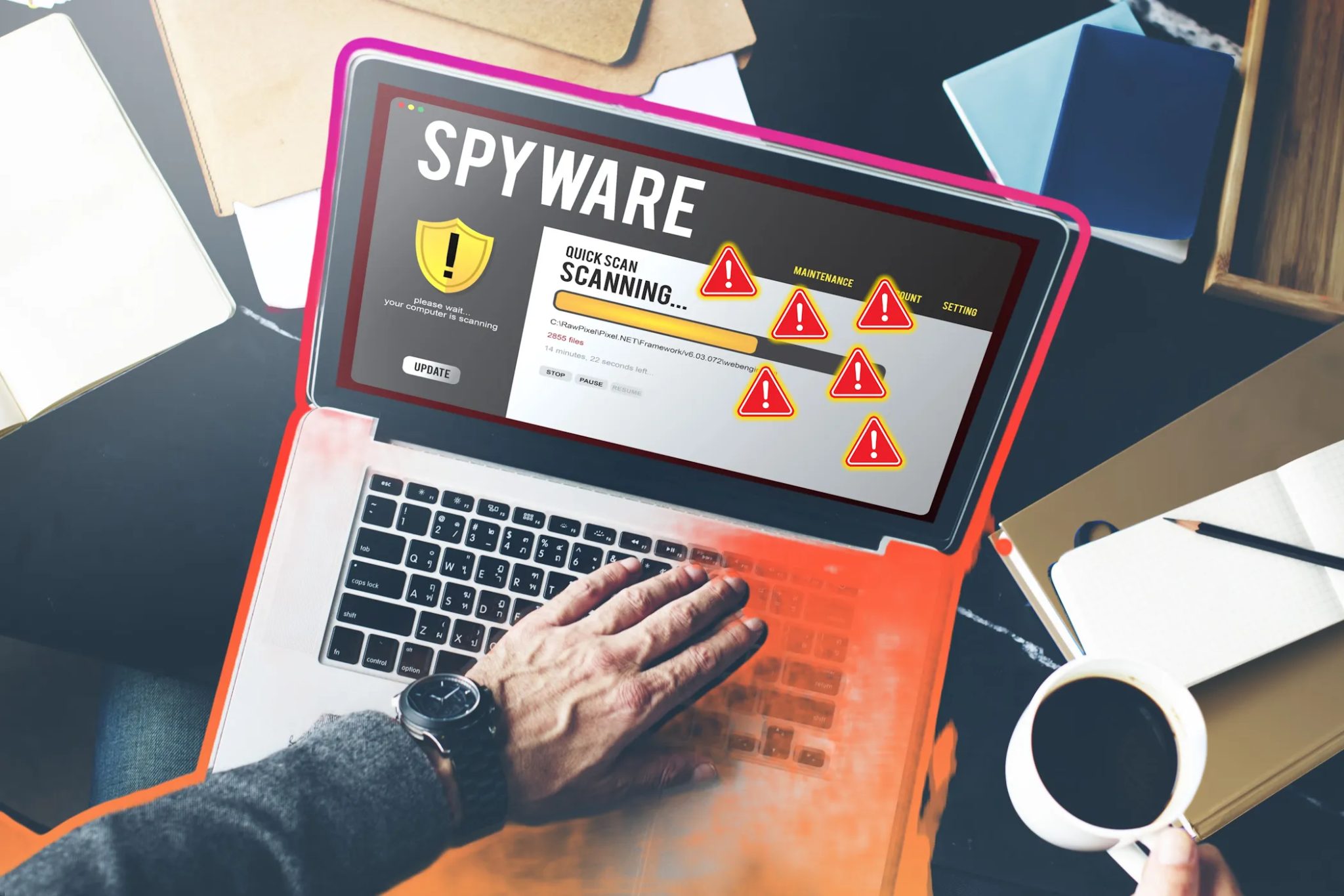 Osoba používá notebook k prozkoumání spywaru pomocí varovných signálů
