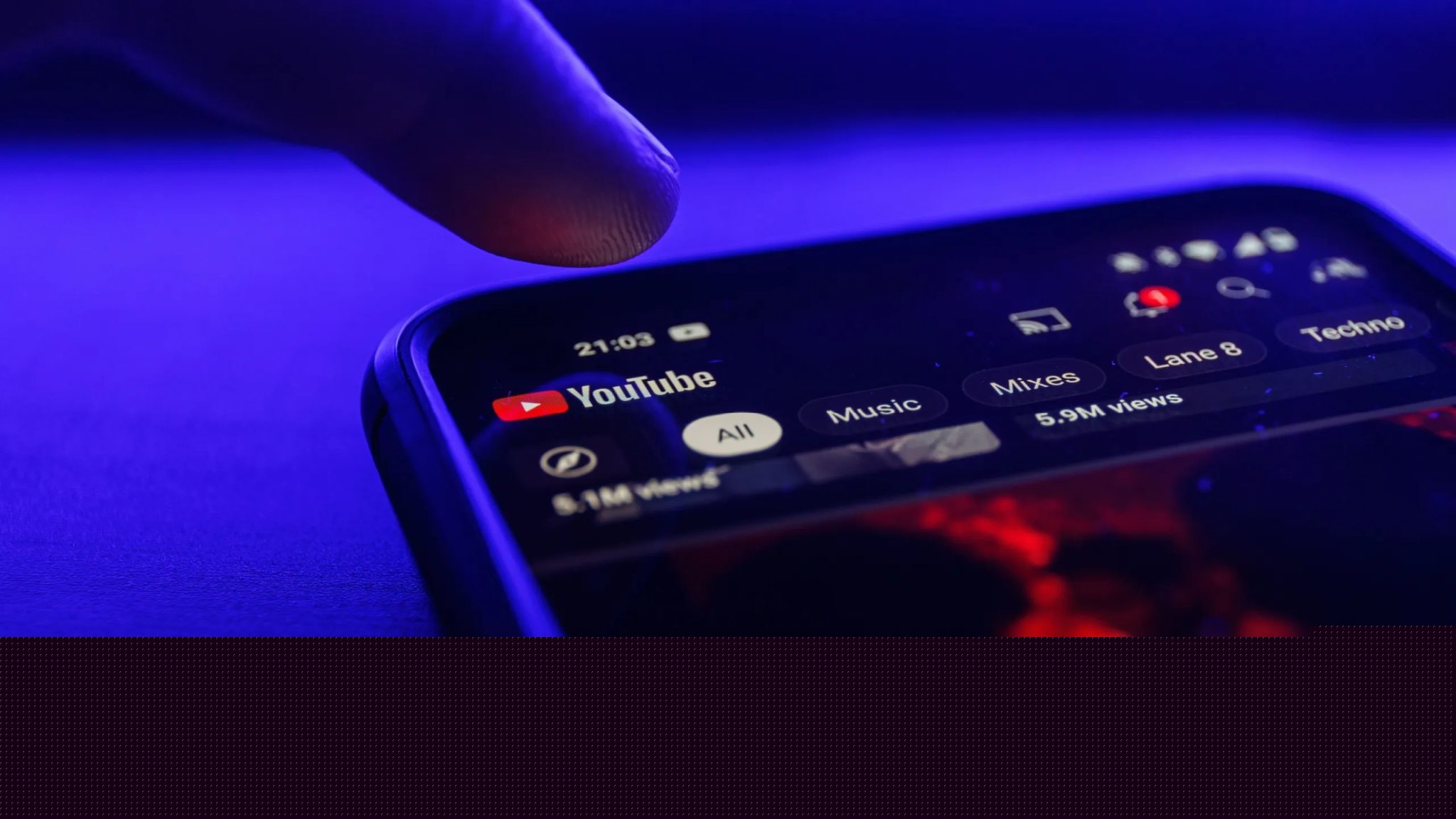 Finger Klikněte na mobilní telefon na YouTube -App