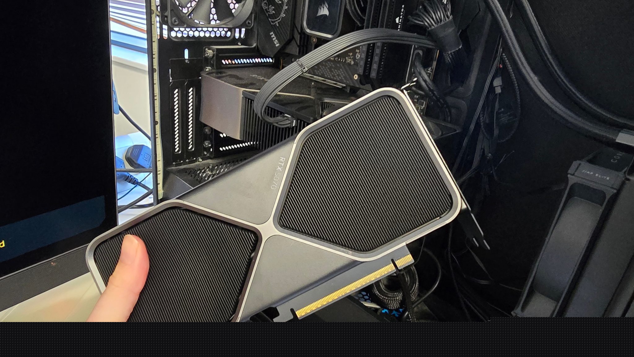 Fotografie grafické karty NVIDIA RTX 5070