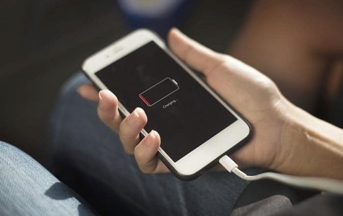 Obrázek strategií pro udržení životnosti mobilní baterie během cestovní baterie-Dztechs