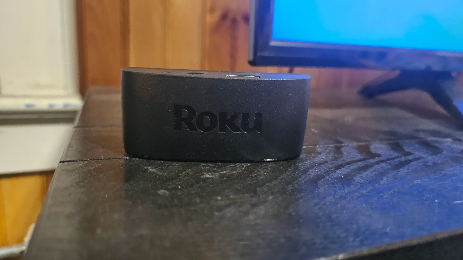 Vysílání Roku je nainstalováno na televizoru vedle televizoru.