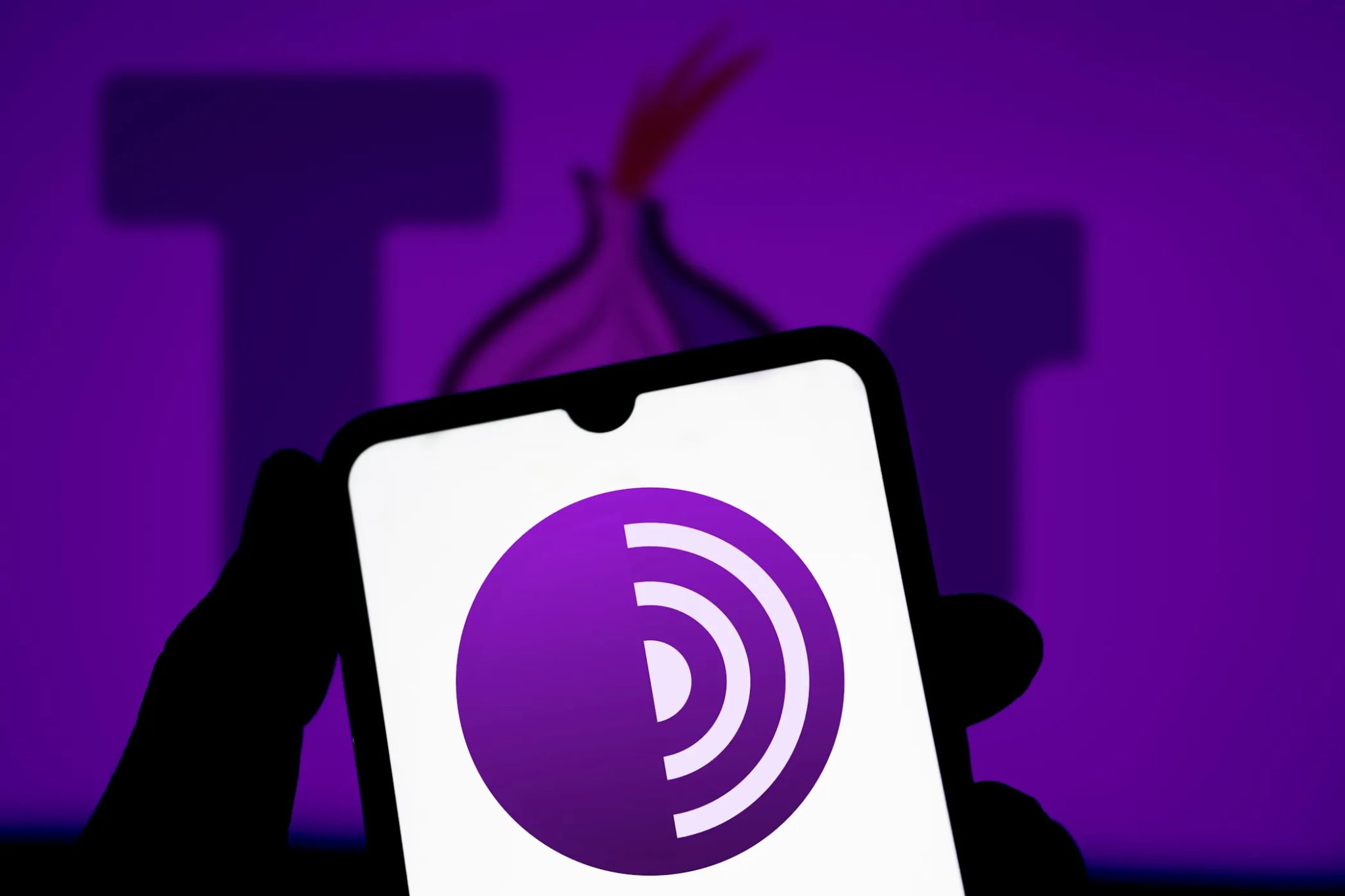 Tor Prohlížeč -logo proti fialovému pozadí