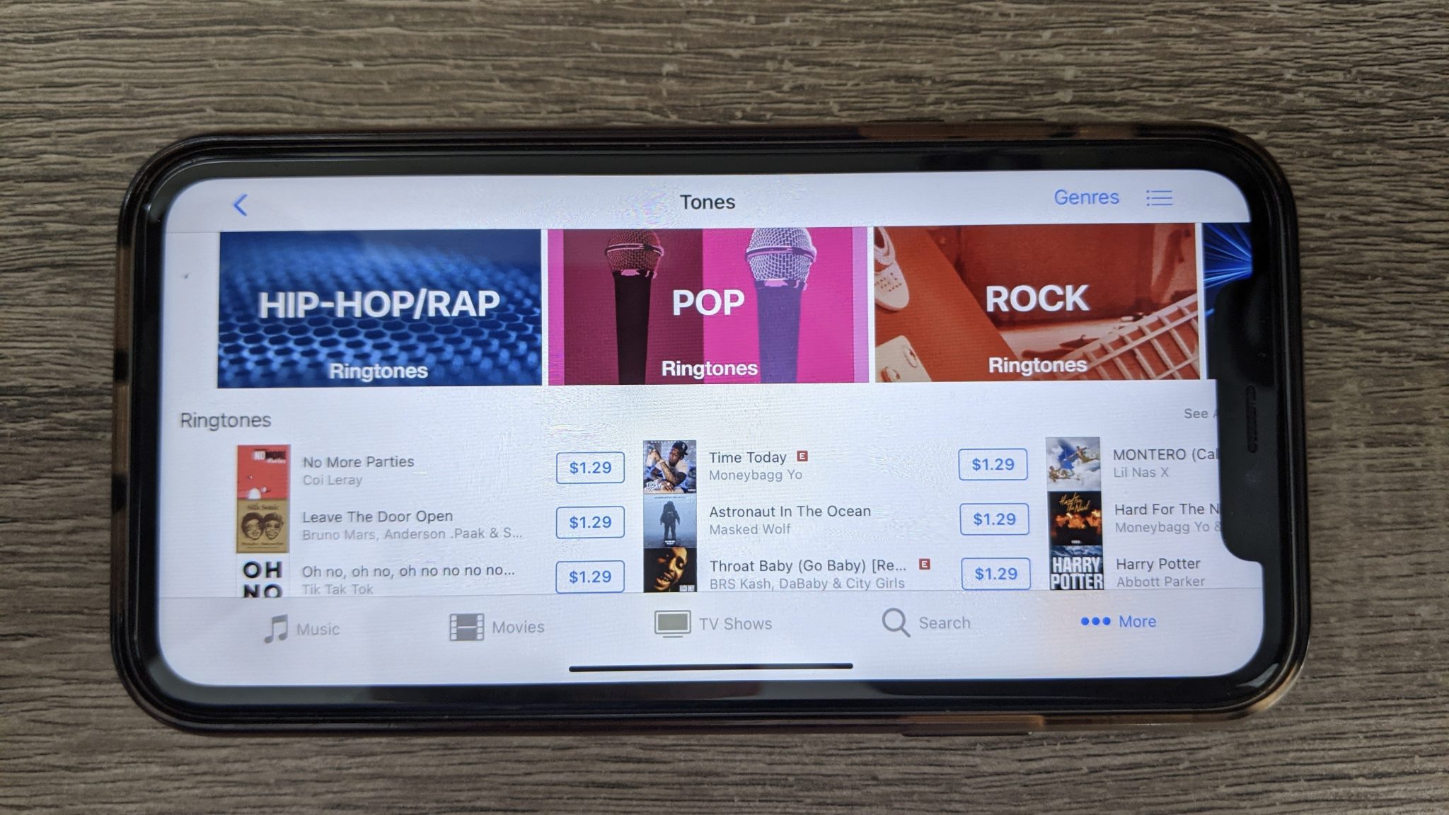 IPhone 10r s výběrem vyzváněcích tónů v obchodě Apple iTunes
