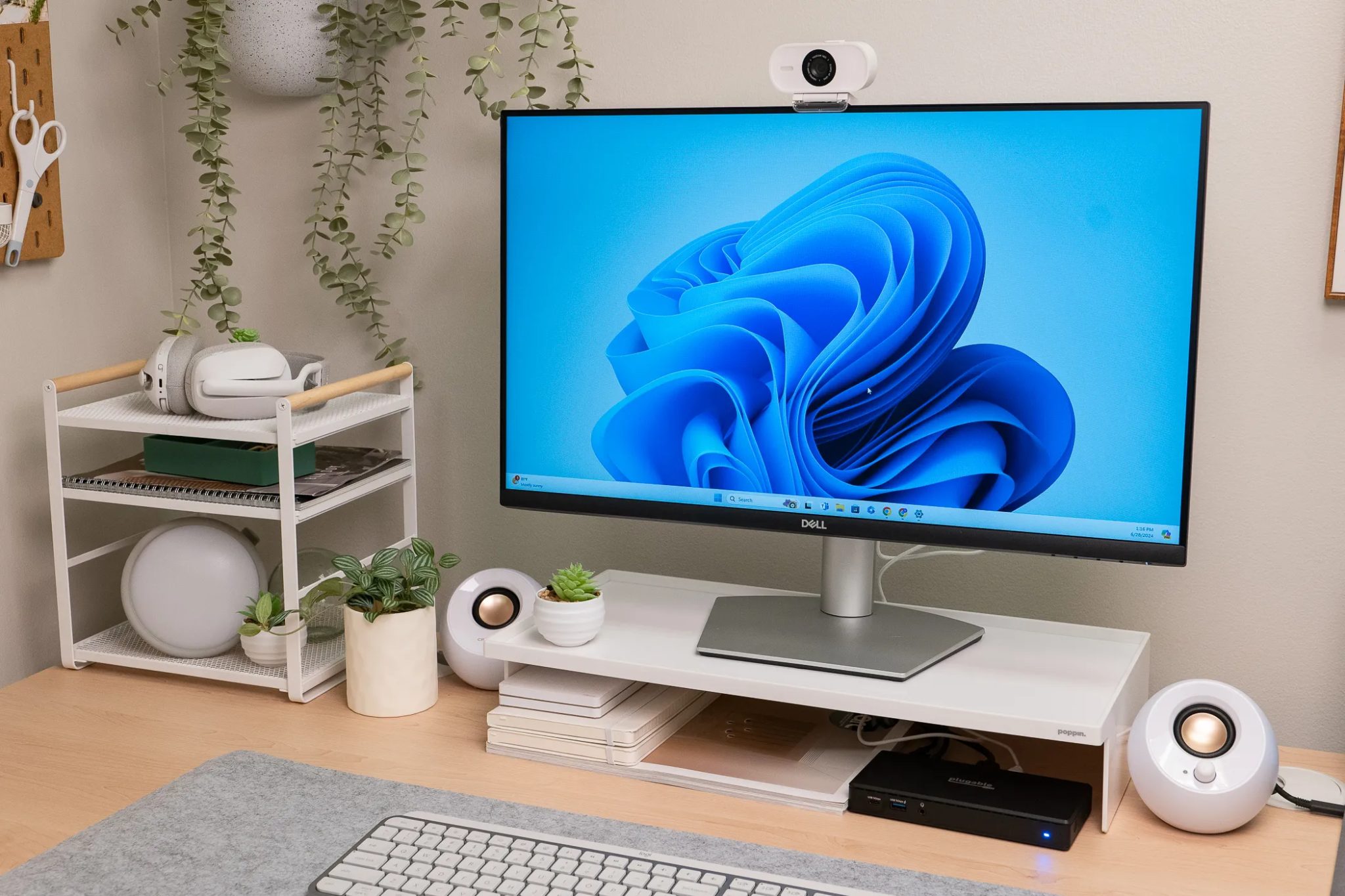 Elgato FaceCam Neo na vrcholu monitoru