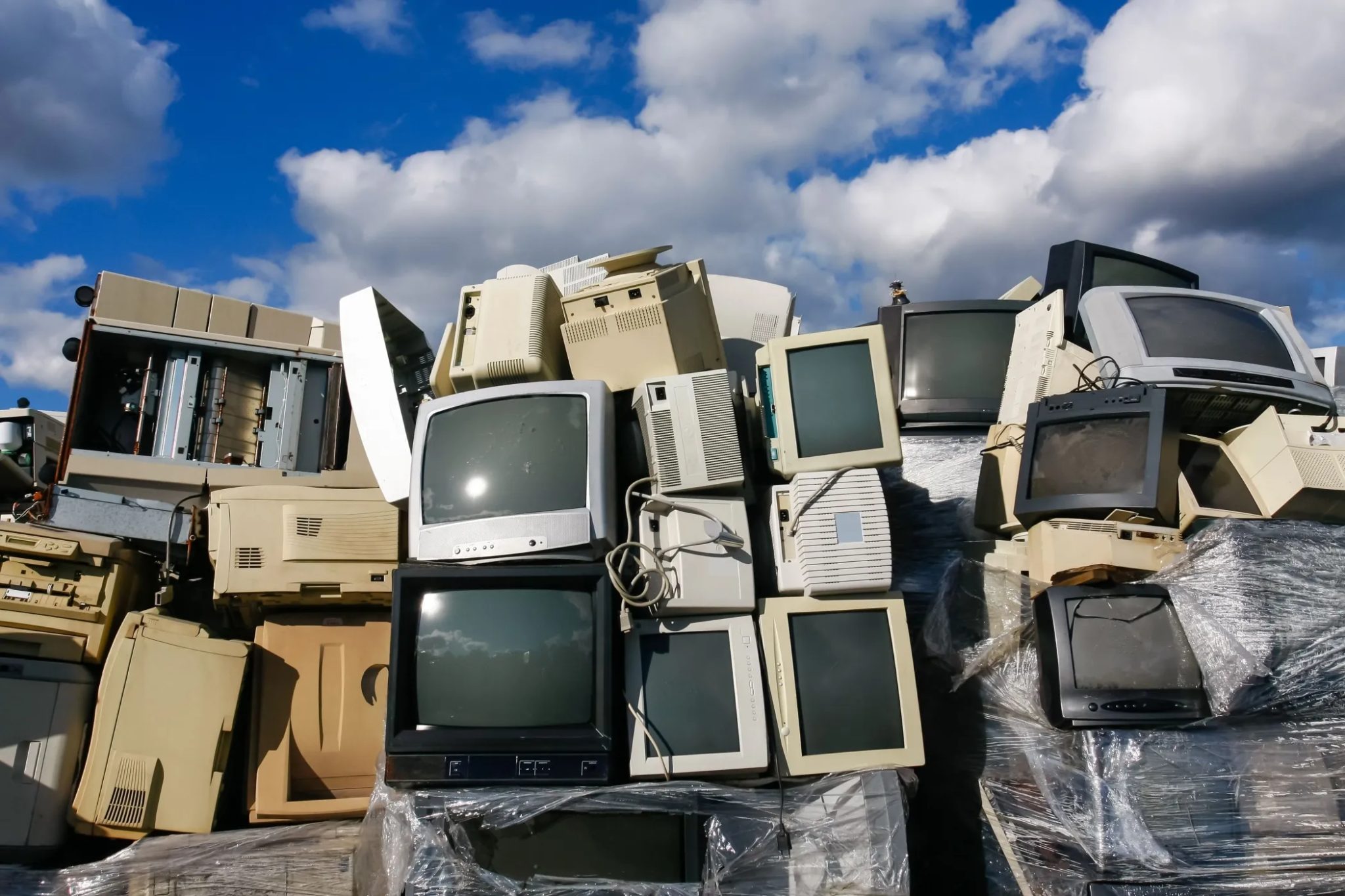 Hromada televizních zařízení na zásobníku odpadu