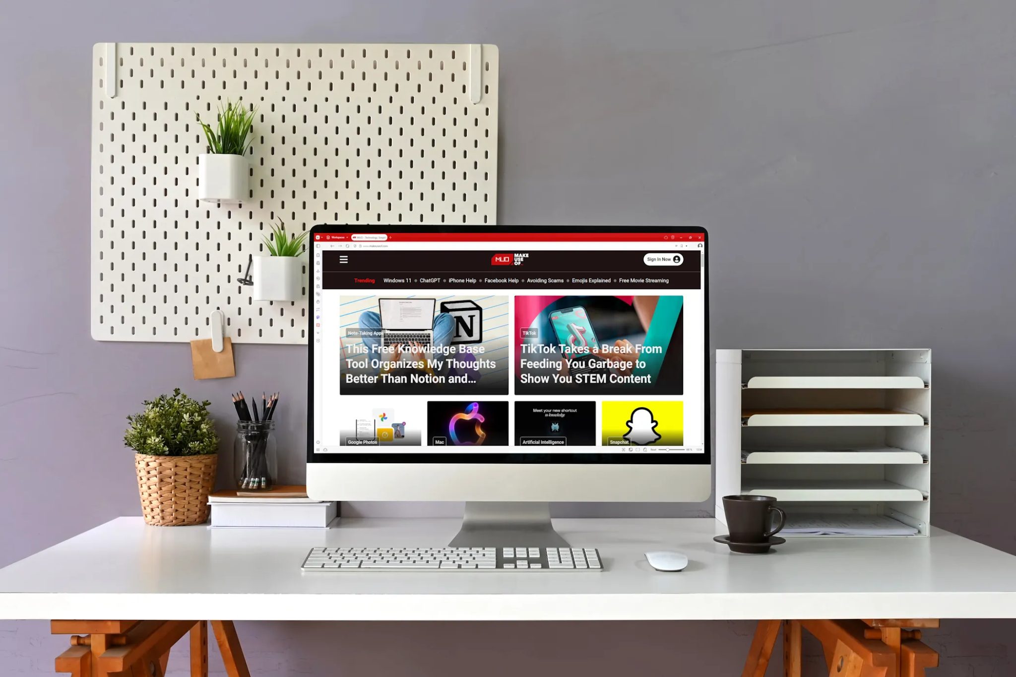 Vivaldi 7 -Browser, který běží na počítačovém monitoru v inteligentní kanceláři