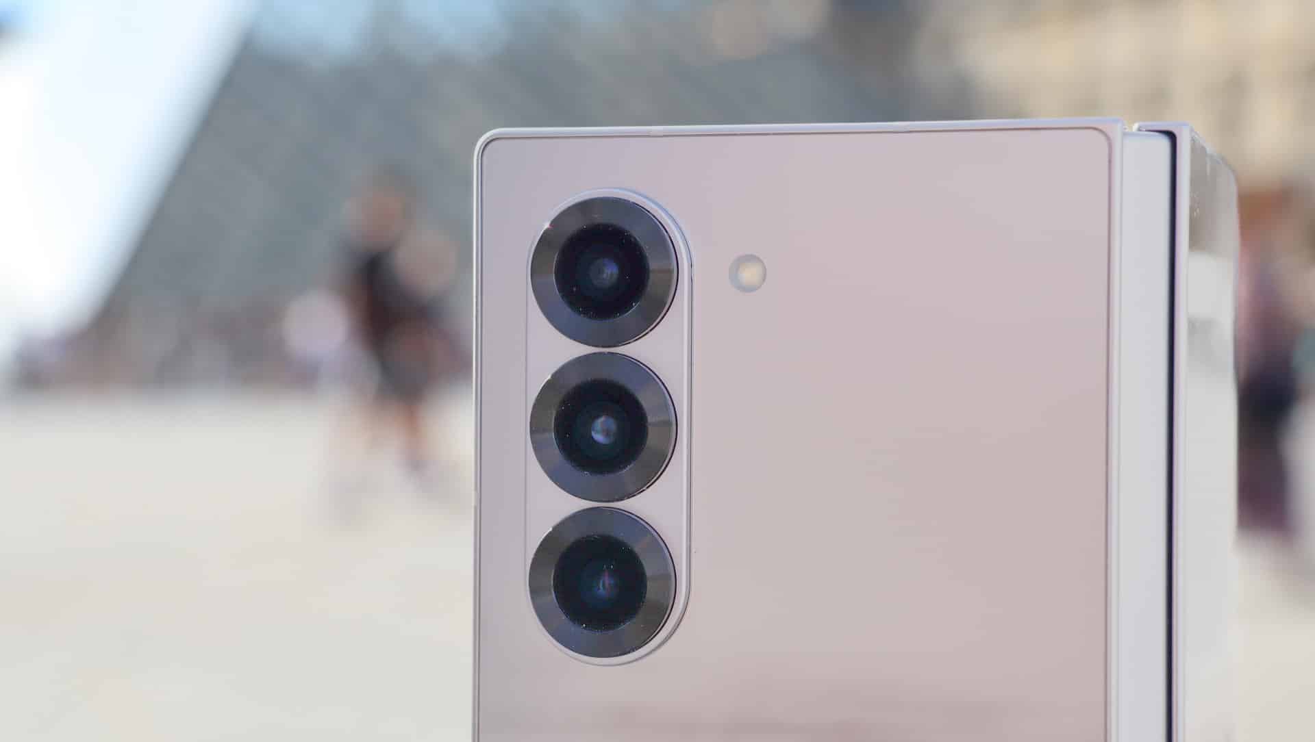 Samsung Galaxy Z Fold 6 v Paříži pro Louvre Pyramid