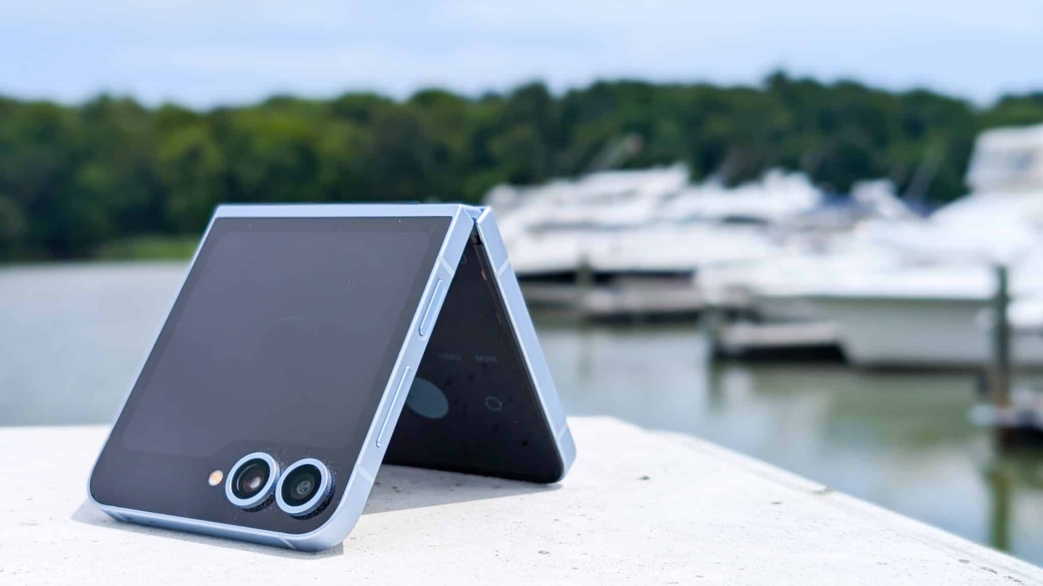 Samsung Galaxy z flip 6 v modré