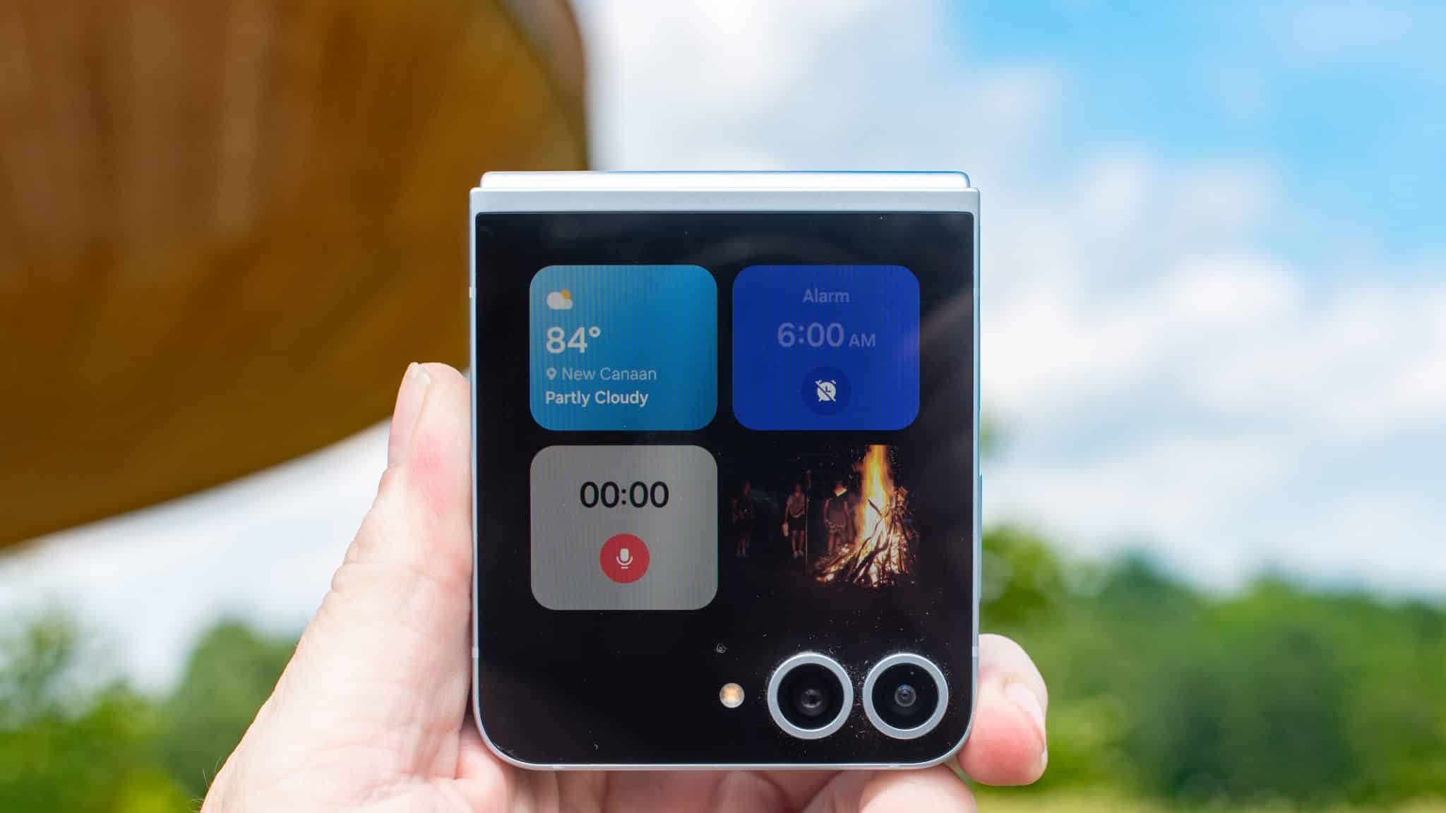 Samsung Galaxy z flip 6 v modré
