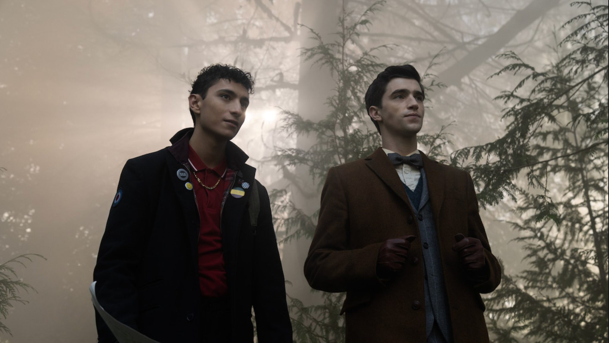 Pevný obrázek Charlese a Adena ze série Detectives Detect Boy v lese