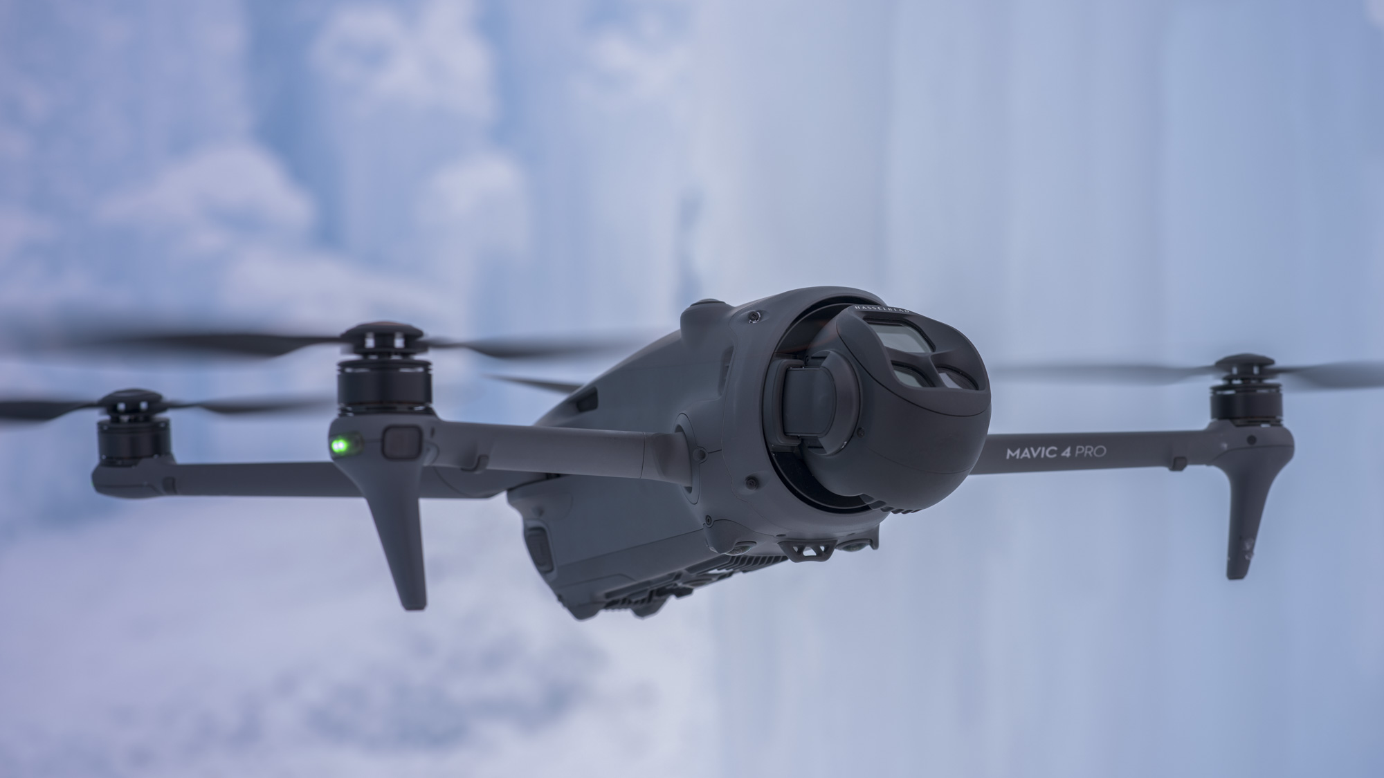 DJI MAVIC 4 PRO létající ve vzduchu, kamera je uzamčena, ledové papíry