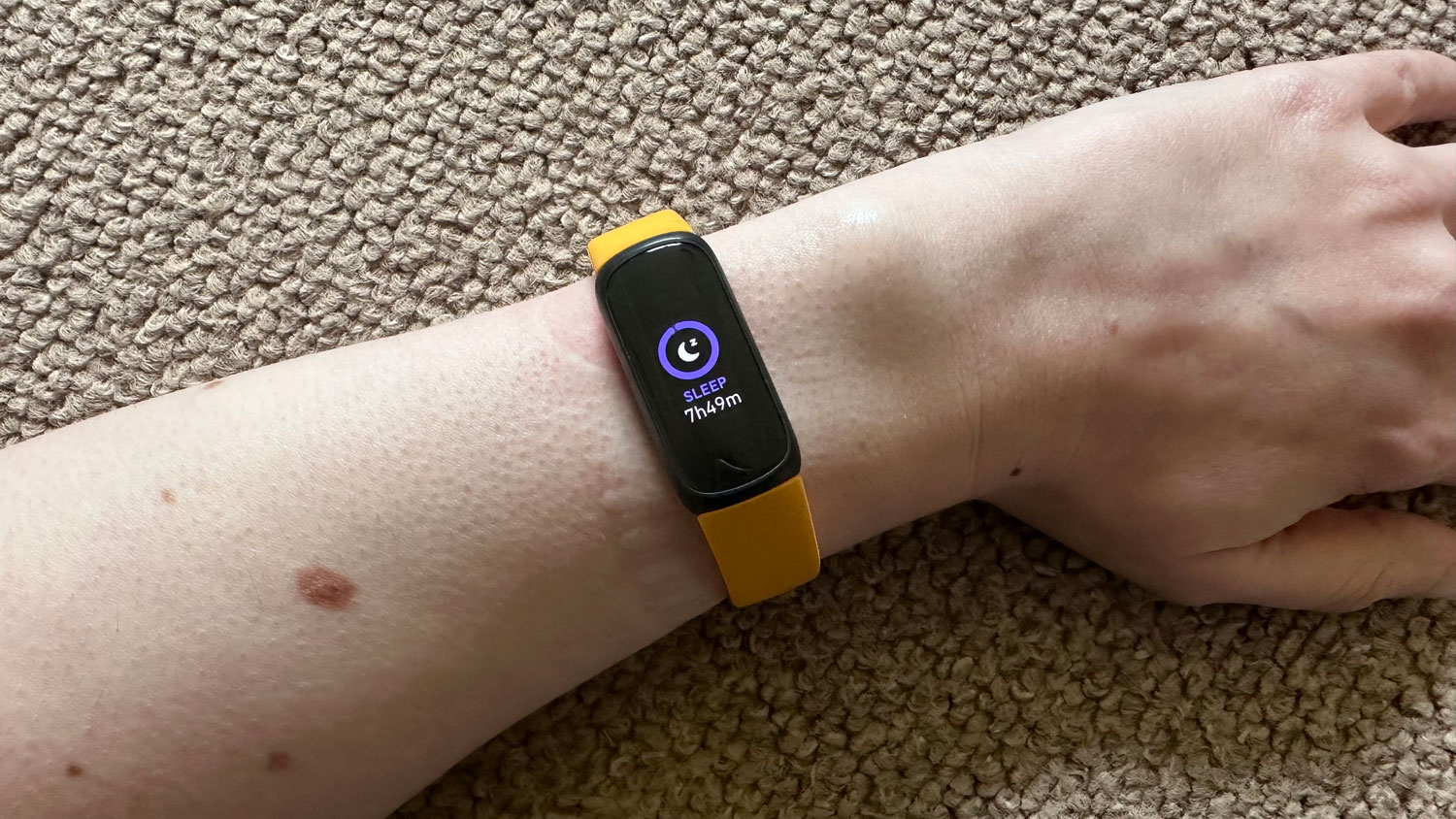Fitbit inspiruje 3 na něčí zápěstí, který ukazuje čas spánku