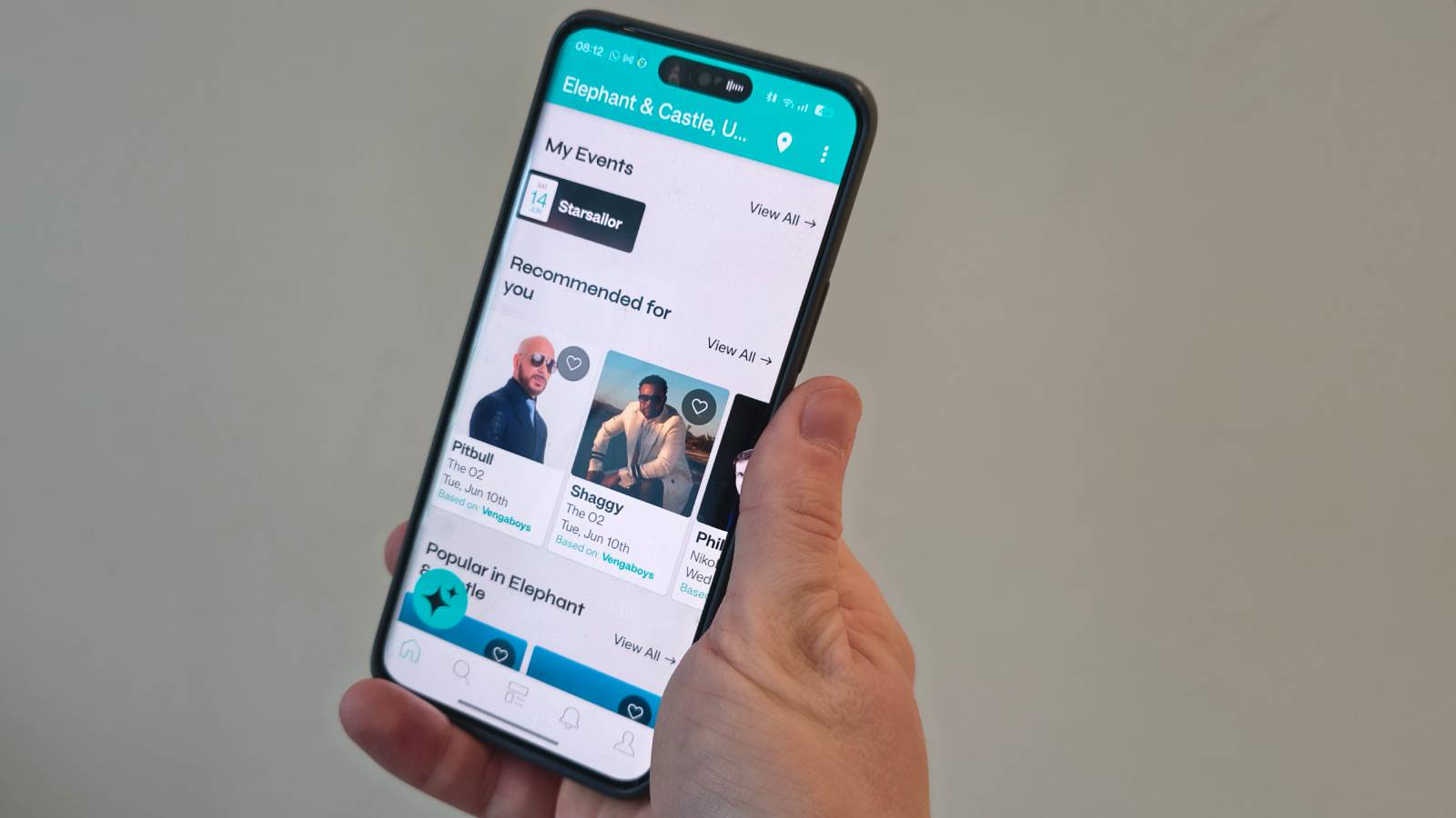 Aplikace BandSintown na telefonu s řídícím.