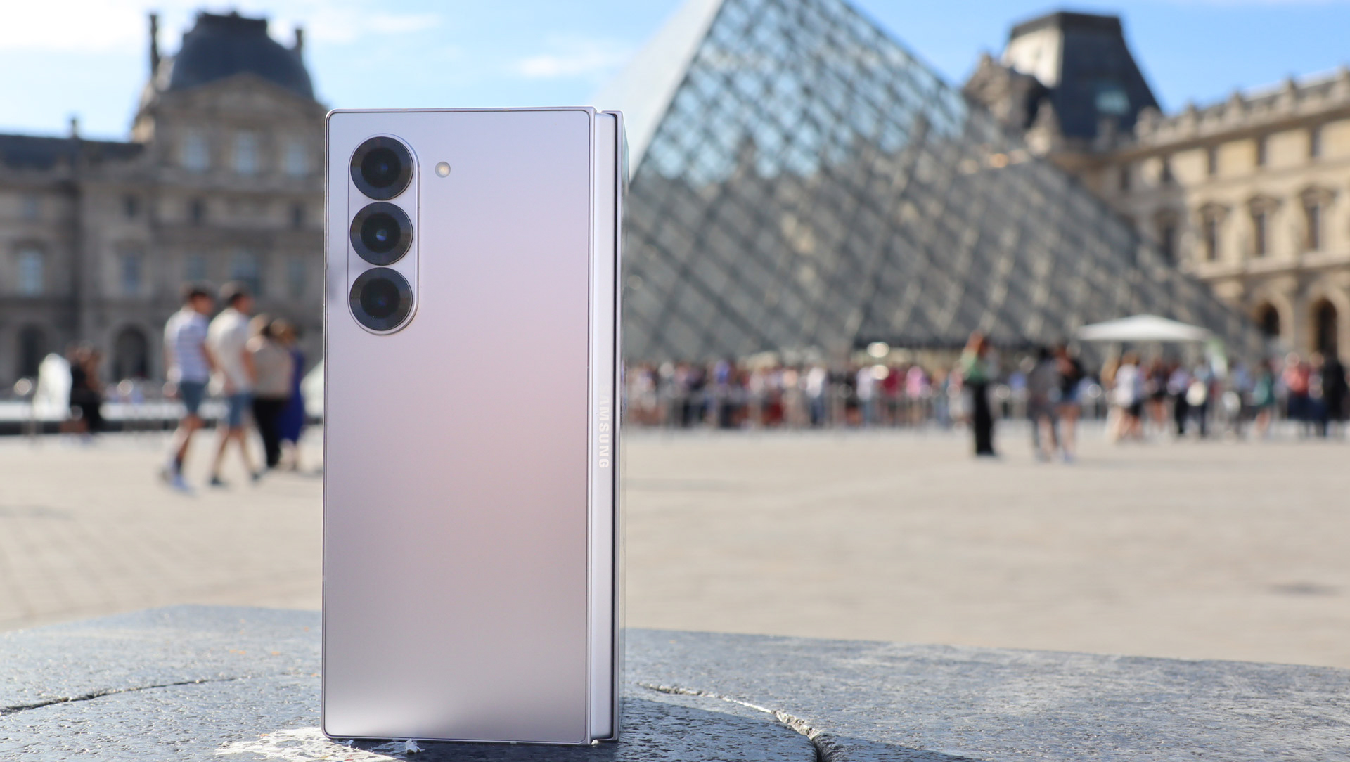 Samsung Galaxy Z Fold 6 v Paříži pro Louvre Pyramid