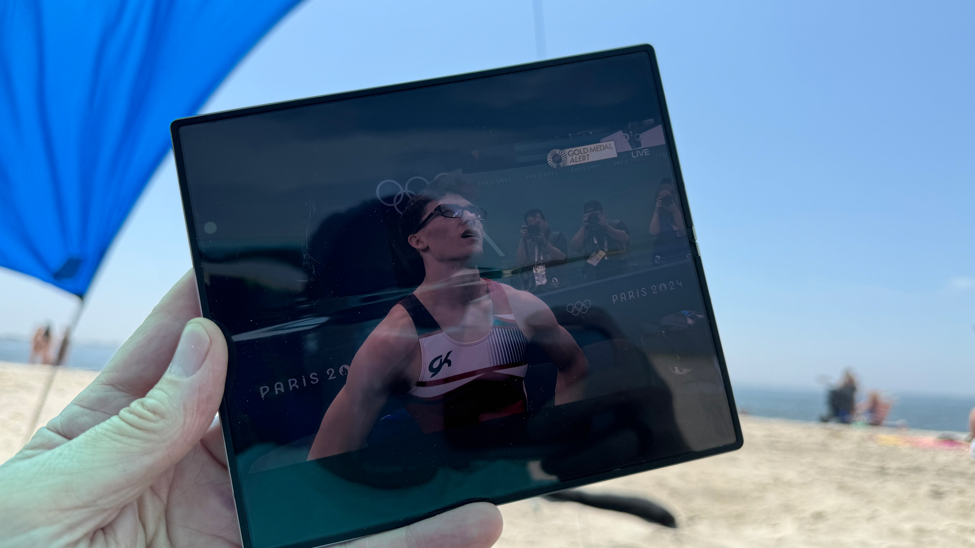 Samsung Galaxy Z Fold 6 na pláži