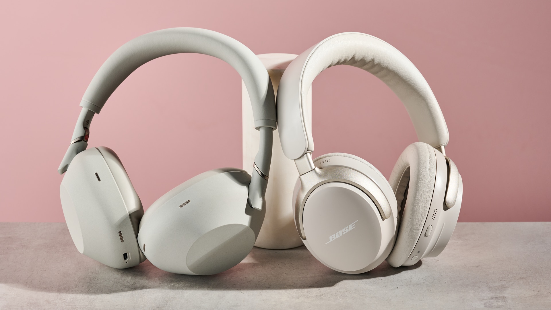 Sony WH-1000xm6 a Bose Tichémcomfort Ultra se opírají o bazén