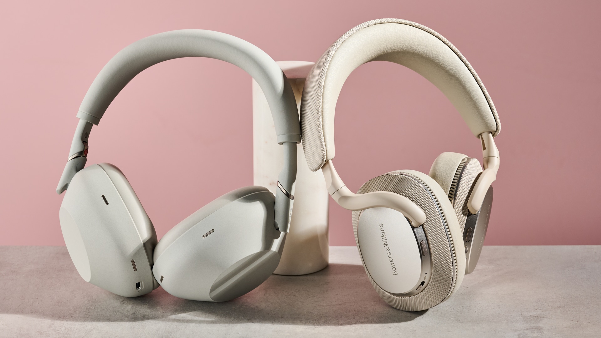 Sony WH-1000XM6 a Bowers & Wilkins PX7 S3 se naklánějící o bazénu
