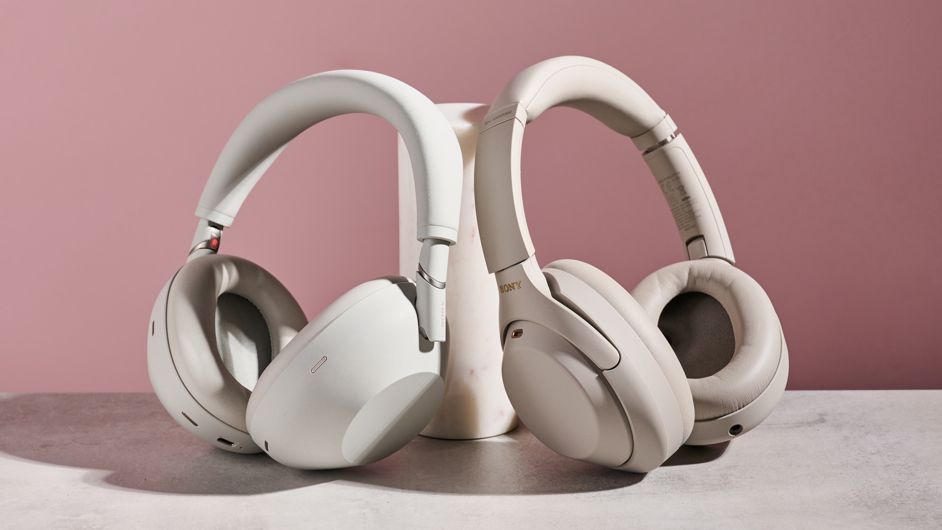 Sony WH-1000XM6 a Sony WH-1000XM4, oba se opírají o válcový příspěvek