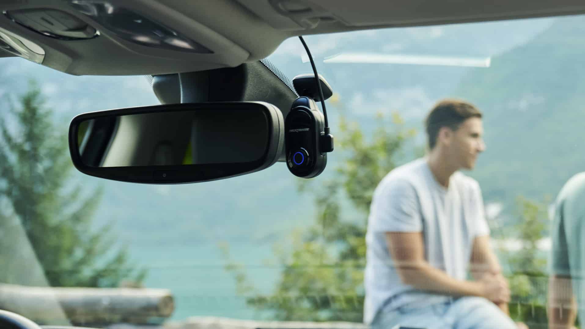 NextBase Piqo Dash Cam připevněná k automobilu