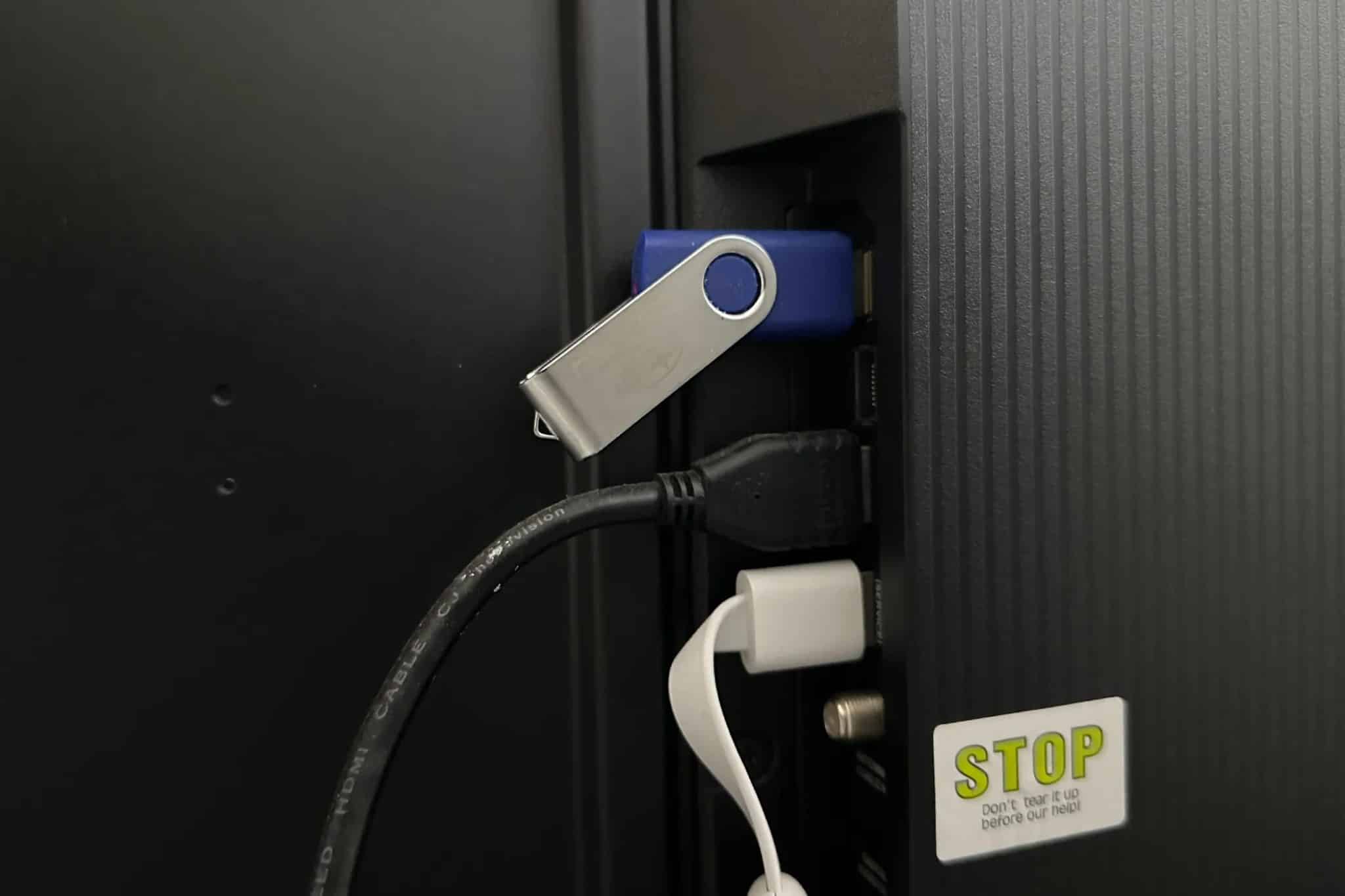 USB jednotka s videi připojenými k televizi