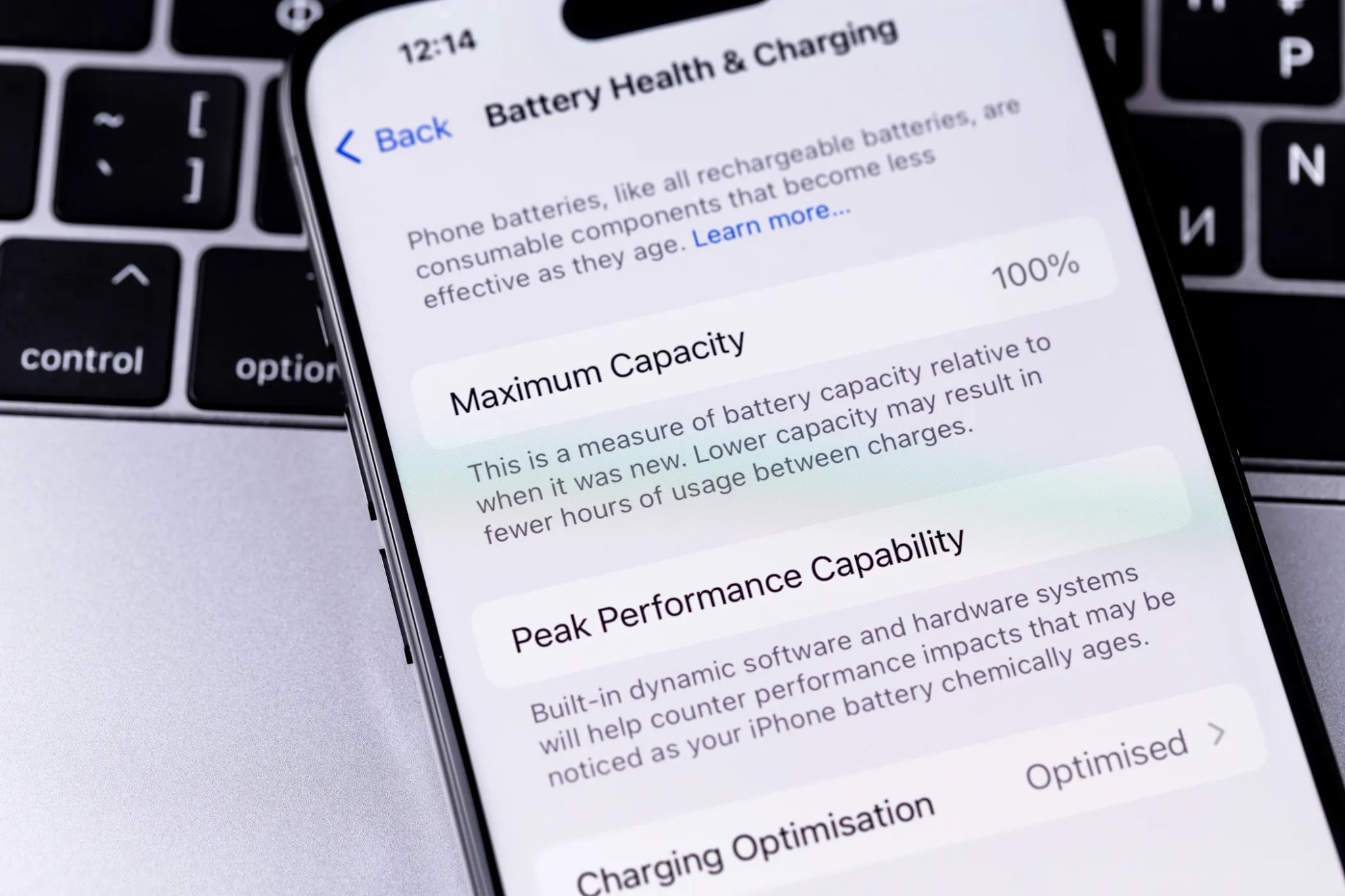 Smartphone s informacemi o kapacitě baterie