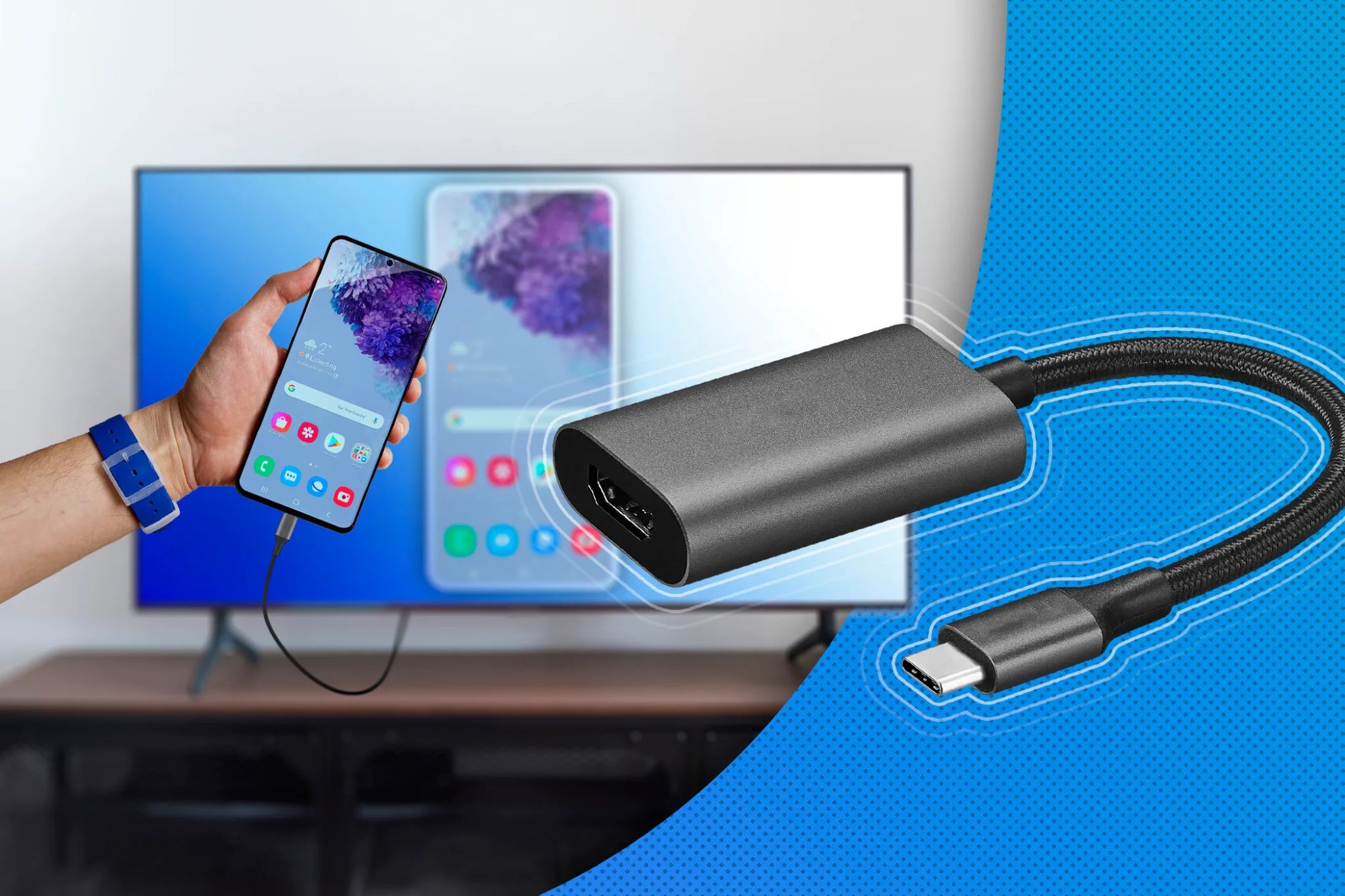 Ruka připojená k telefonu na televizi s adaptérem USB-C na HDMI vedle ní.
