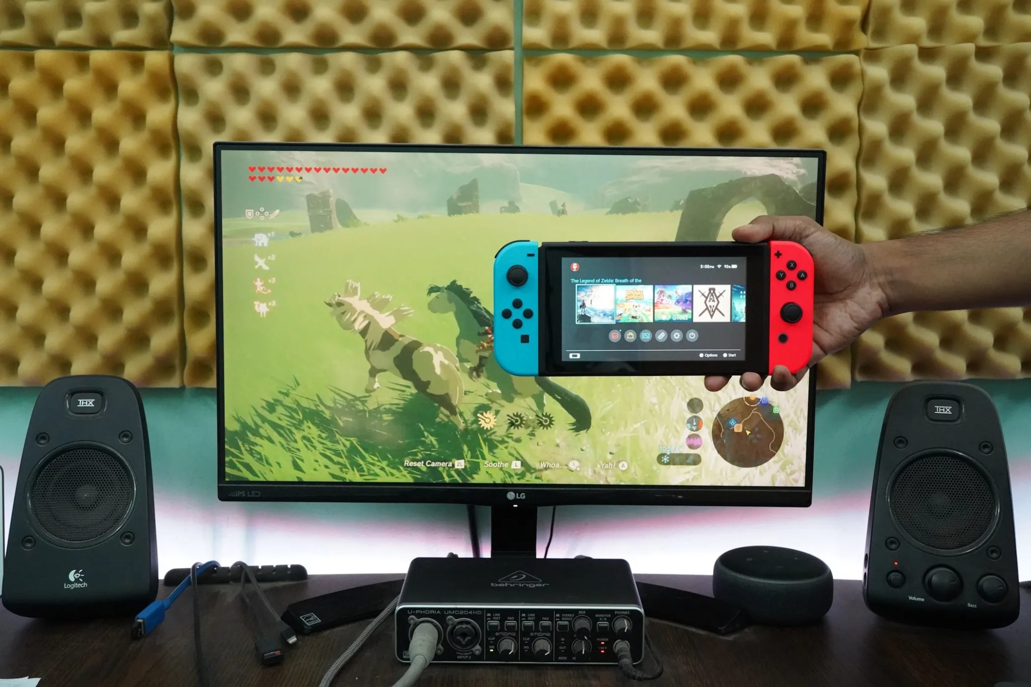 Muž s přepínačem Nintendo pro obrazovku počítače